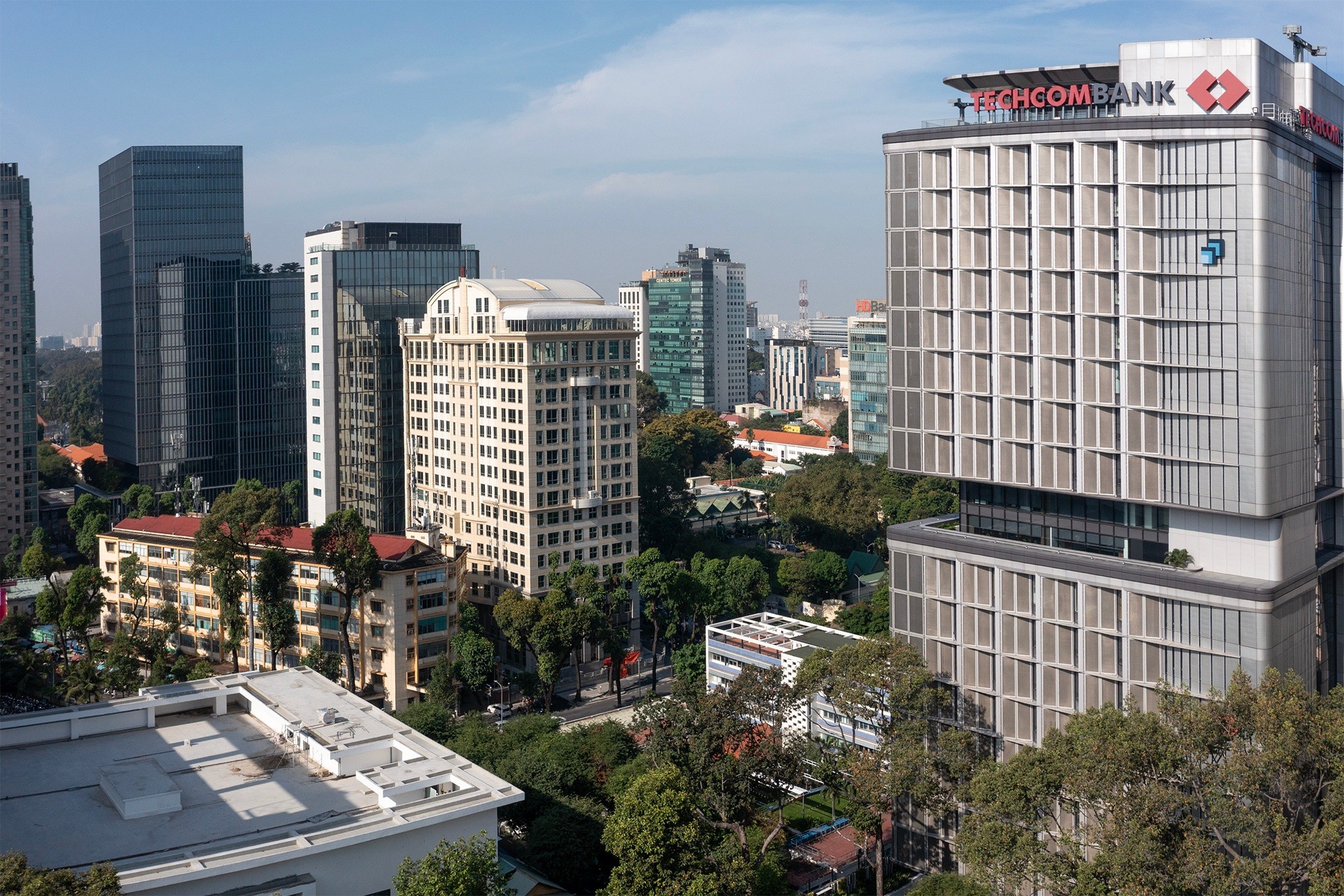 Dọc các tuyến đường Lê Duẩn, Hai Bà Trưng và khu vực lân cận, nhiều cao ốc văn phòng hạng A đã đi vào hoạt động trong những năm gần đây đáp ứng nhu cầu của các doanh nghiệp trong và ngoài nước, góp phần mở rộng không gian làm việc và từng bước định hình trung tâm tài chính của TP. Hồ Chí Minh.
