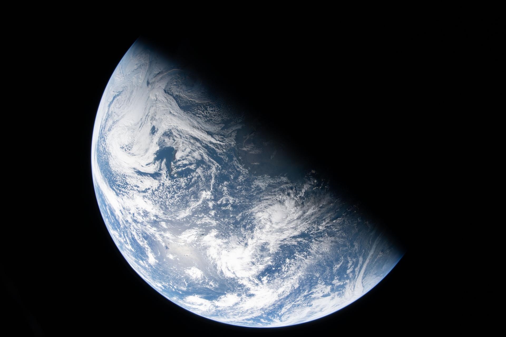 Mới đây, NASA lần đầu công bố những bức ảnh đầu tiên từ phi hành đoàn Artemis II bên ngoài không gian trong bộ sưu tập "Hành trình lên Mặt trăng".
