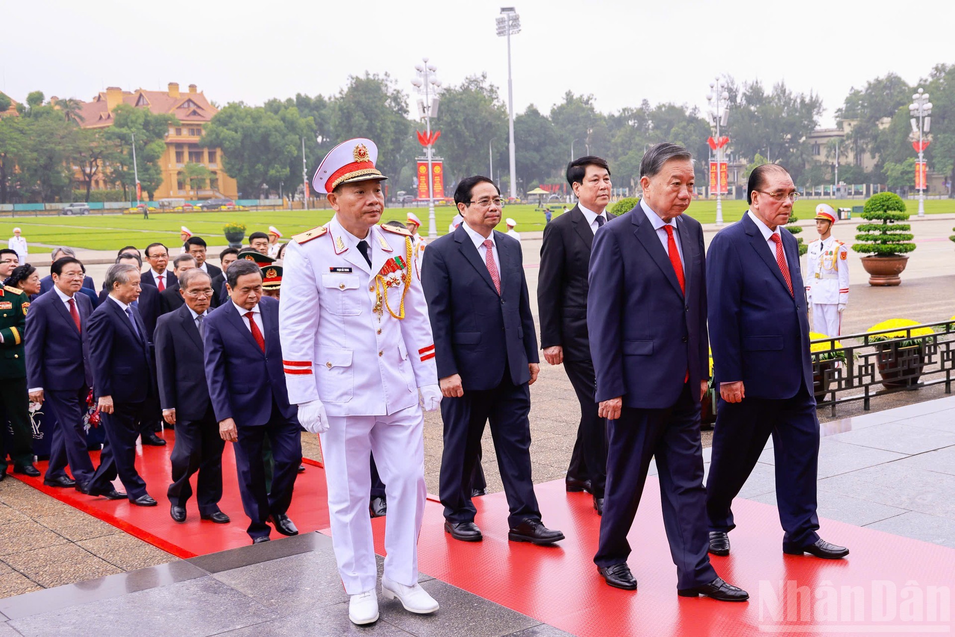 Các đồng chí lãnh đạo, nguyên lãnh đạo Đảng, Nhà nước vào Lăng viếng Chủ tịch Hồ Chí Minh.