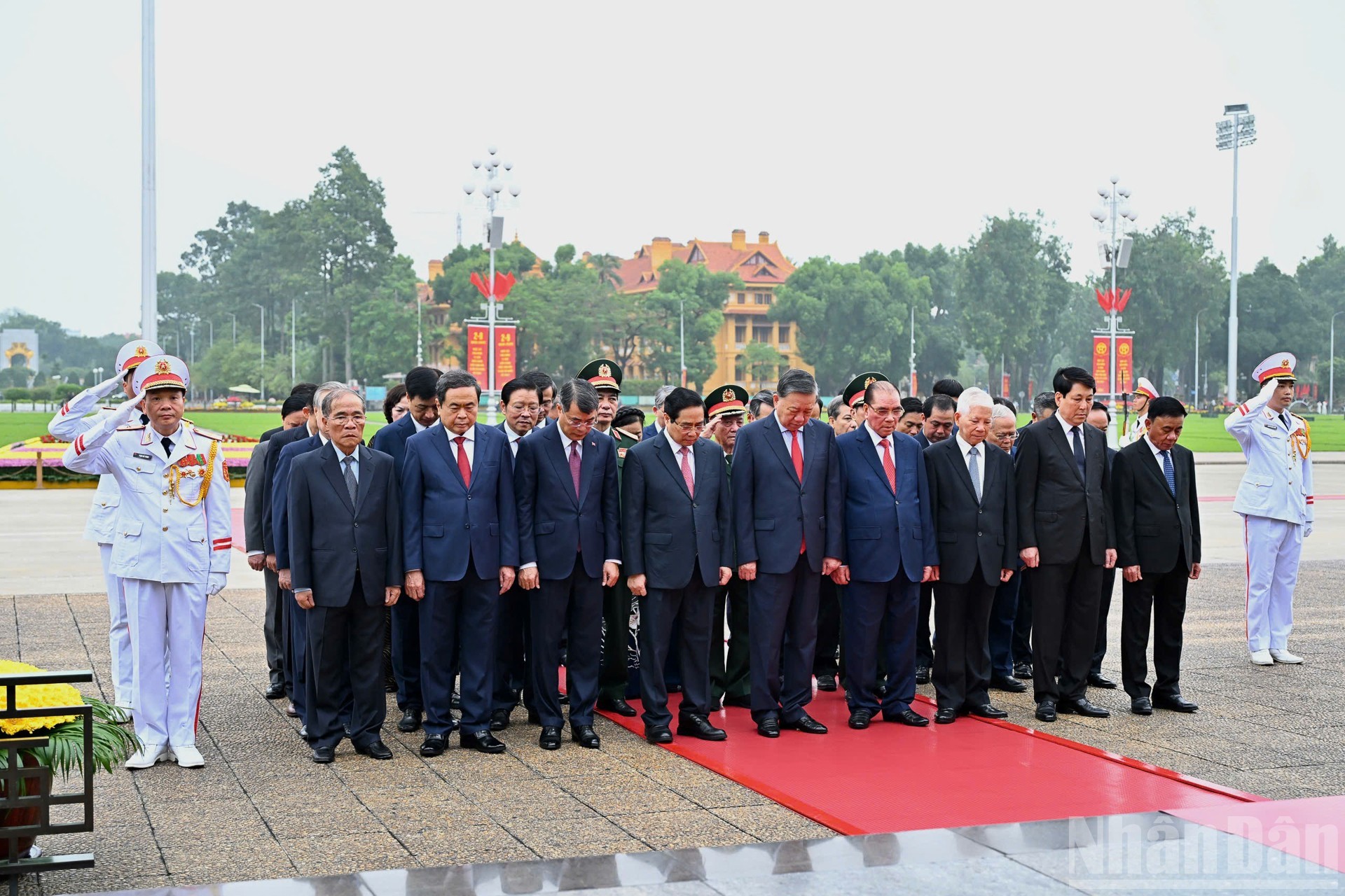 Các đồng chí lãnh đạo, nguyên lãnh đạo Đảng, Nhà nước tưởng nhớ Chủ tịch Hồ Chí Minh.