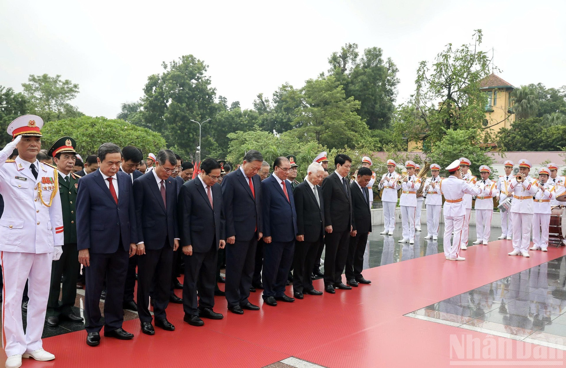 Các đồng chí lãnh đạo, nguyên lãnh đạo Đảng, Nhà nước tưởng niệm các Anh hùng liệt sĩ.
