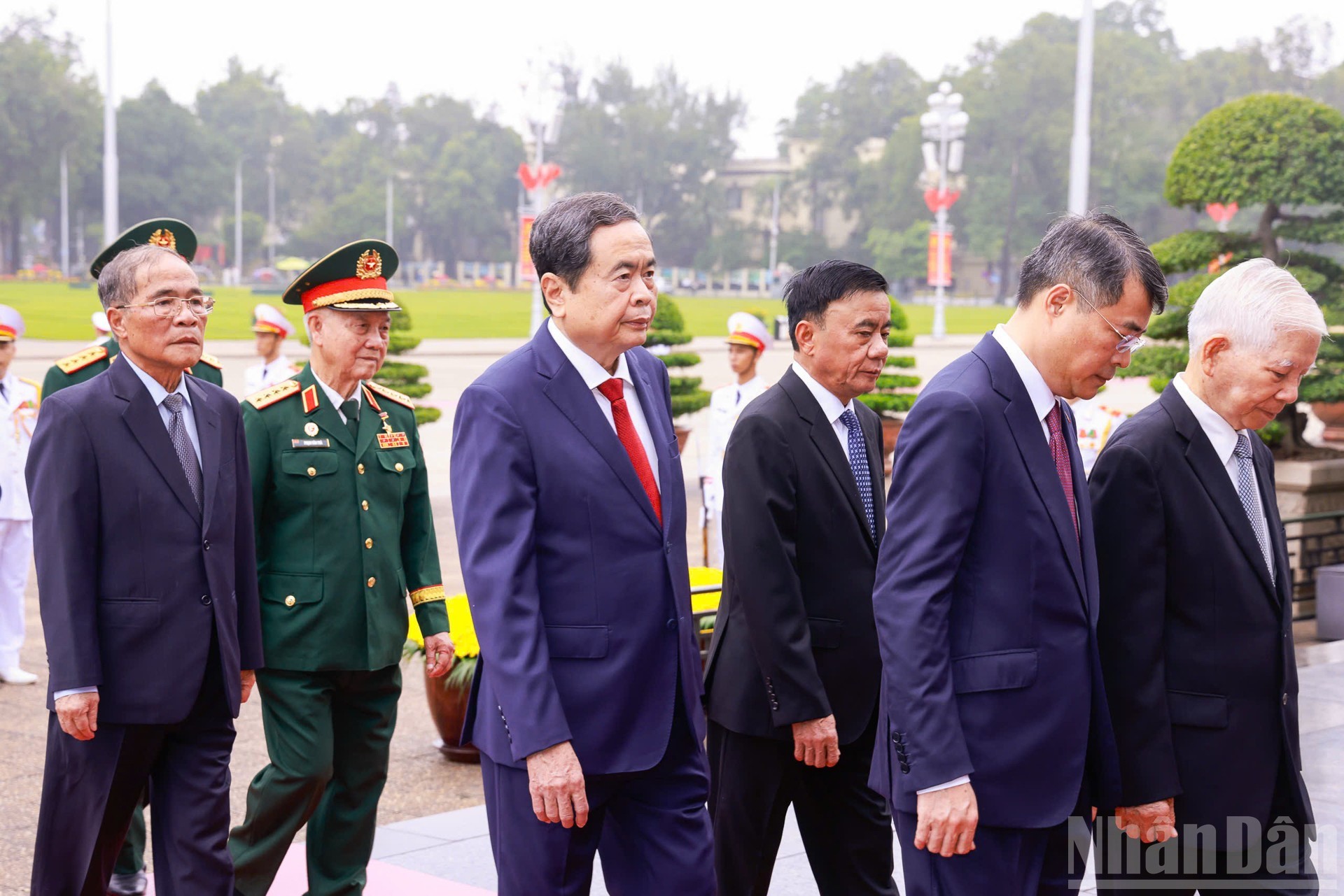 Các đồng chí lãnh đạo, nguyên lãnh đạo Đảng, Nhà nước vào Lăng viếng Chủ tịch Hồ Chí Minh.