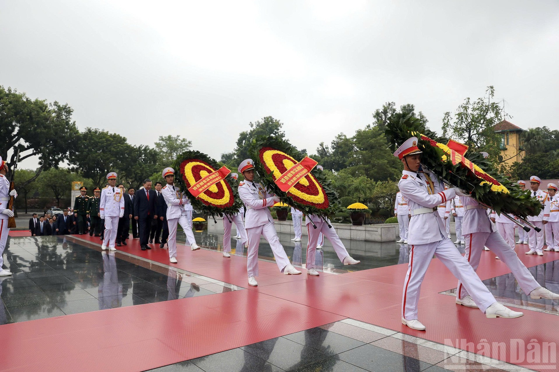 Các đồng chí lãnh đạo, nguyên lãnh đạo Đảng, Nhà nước đến đặt vòng hoa tại Đài tưởng niệm các Anh hùng liệt sĩ.