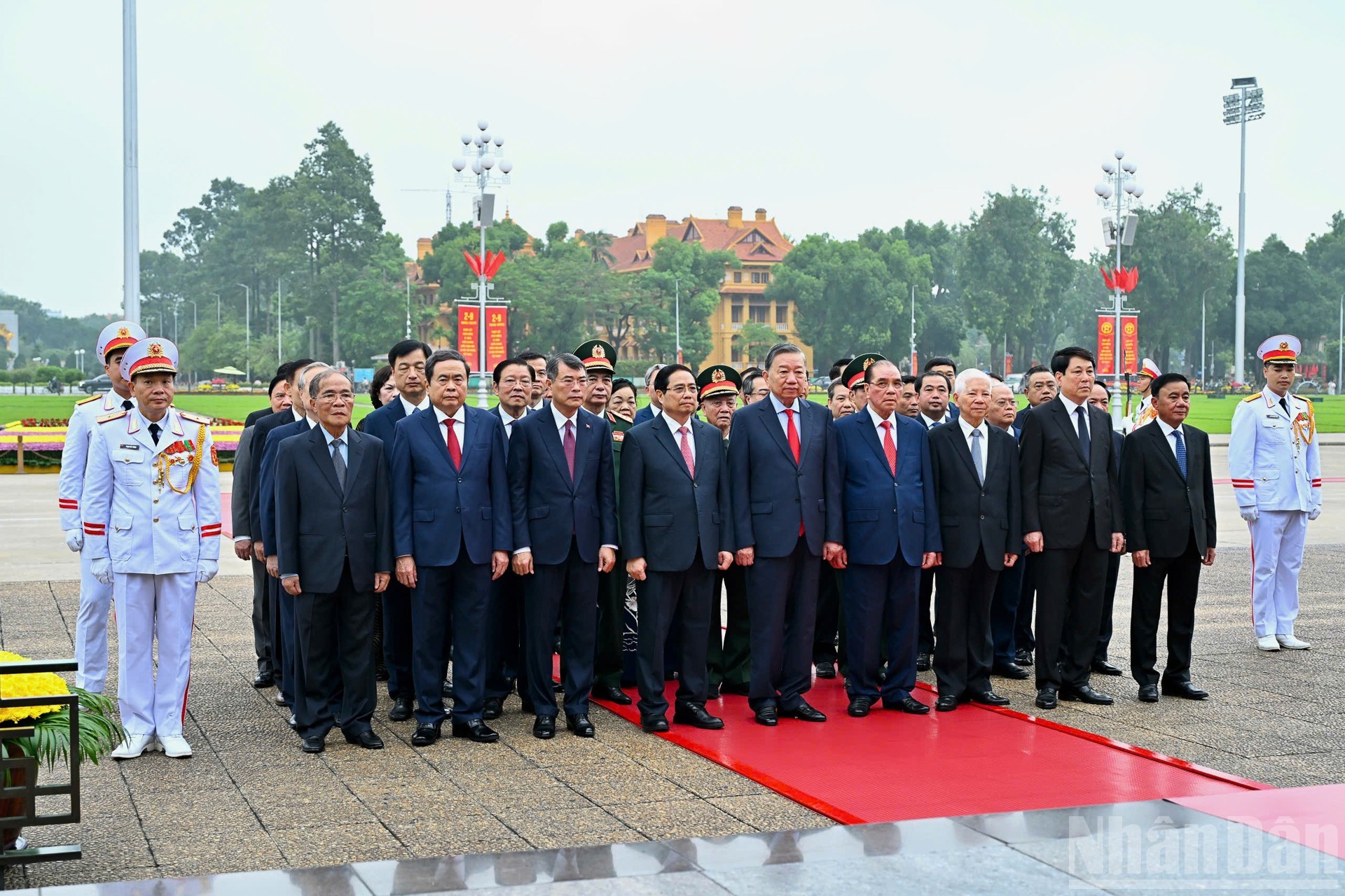 Các đồng chí lãnh đạo, nguyên lãnh đạo Đảng, Nhà nước tưởng nhớ Chủ tịch Hồ Chí Minh.