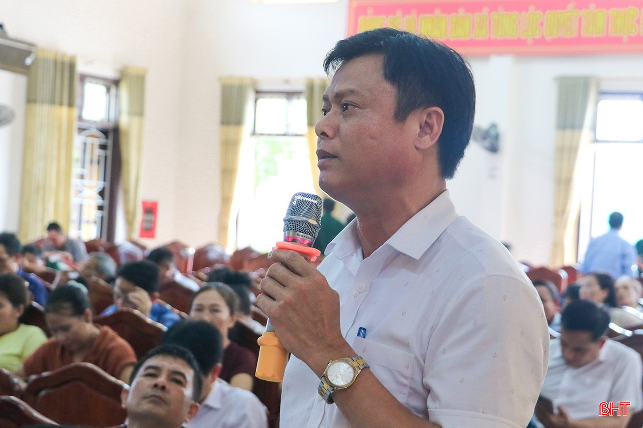 Cử tri Đào Hải Đường - Chủ tịch Ủy ban MTTQ xã Can Lộc kiến nghị về một số nội dung liên quan đến an toàn giao thông và phát triển kinh tế trên địa bàn xã.