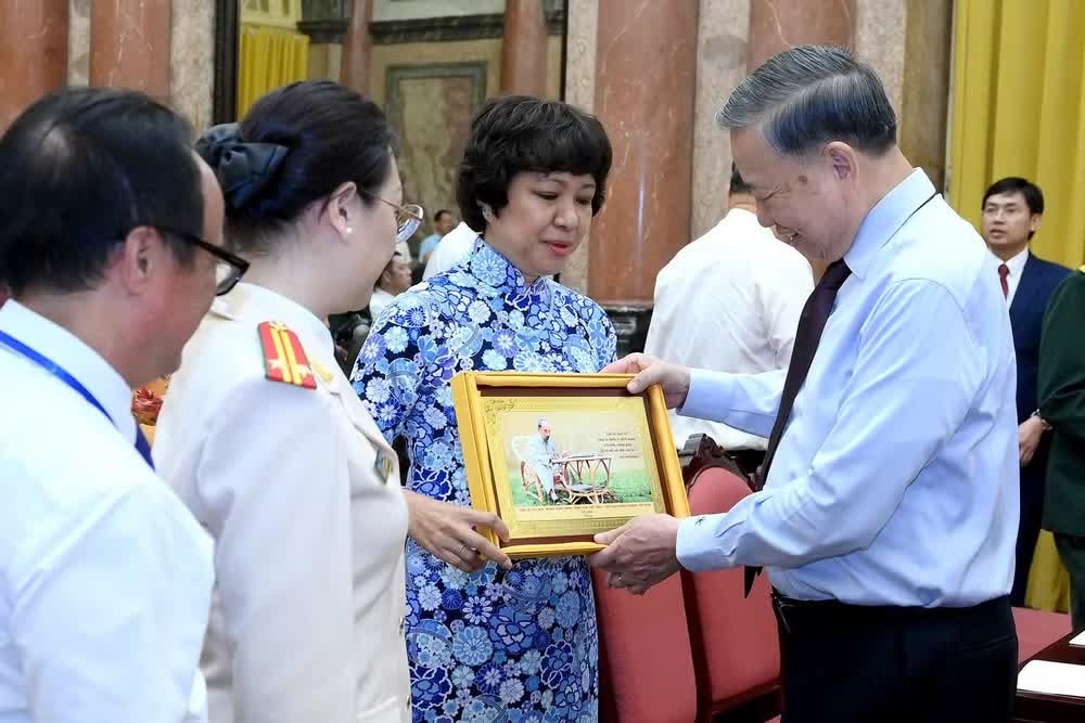 Tổng Bí thư, Chủ tịch nước Tô Lâm trao quà lưu niệm tặng các nhà báo tiêu biểu. (Ảnh: ĐĂNG KHOA).