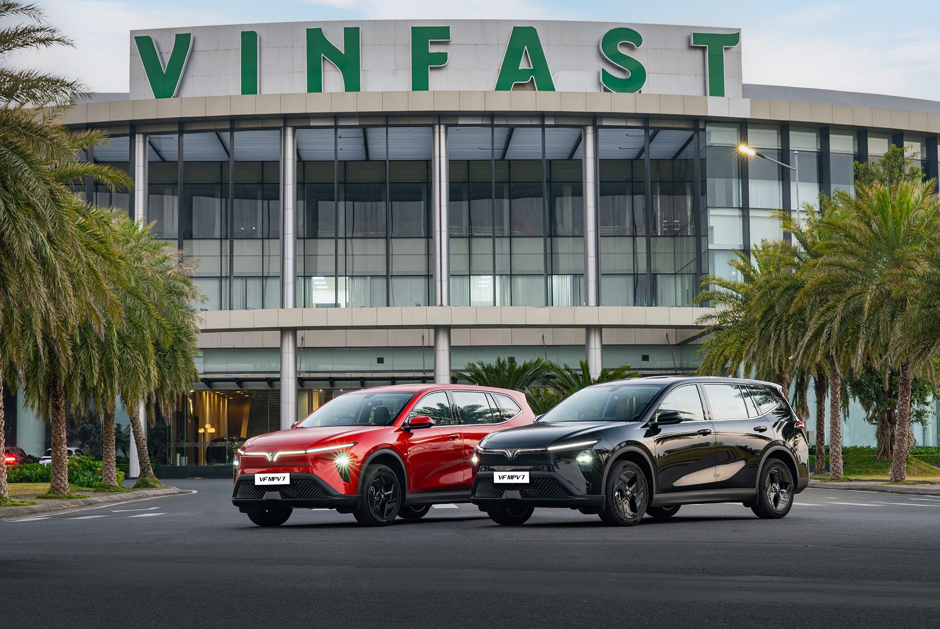 Vừa ra mắt cách đây không lâu nhưng VF MPV 7 - biến thể phục vụ nhu cầu sử dụng cá nhân của MPV thuần điện Limo Green - đã góp mặt trong top đầu bán chạy nhờ doanh số 1.165 xe. So với Limo Green, VF MPV 7 có thêm nhiều trang bị, công nghệ an toàn và được bán với giá 819 triệu đồng. Ảnh: VinFast.