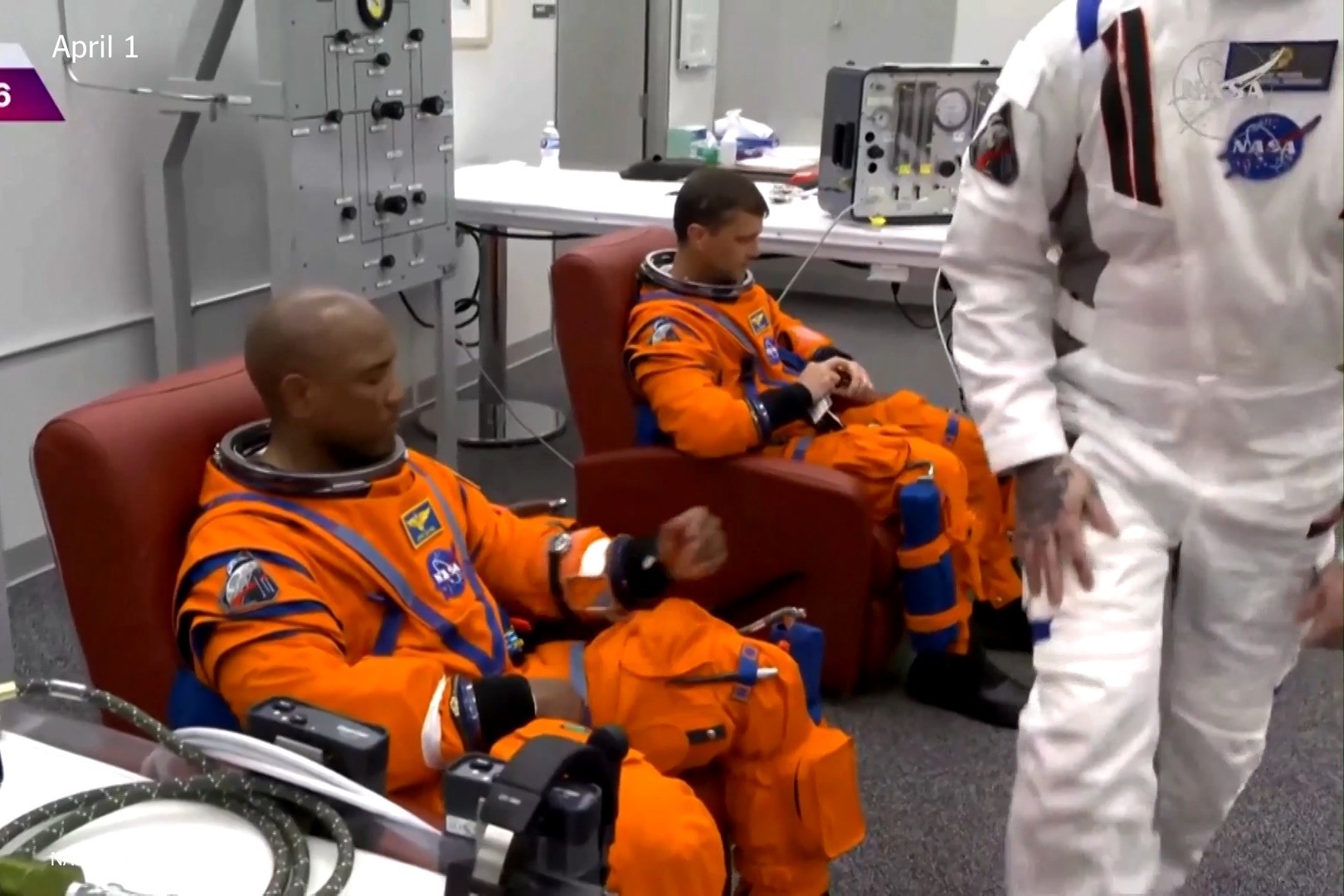 Theo New York Times, để được phép sử dụng trên tàu vũ trụ, NASA đã thực hiện một loạt các bài kiểm tra đối với iPhone 17 Pro Max để đảm bảo thiết bị an toàn khi sử dụng ở môi trường ngoài Trái Đất. Giai đoạn đầu tiên trong 4 giai đoạn bao gồm các kiểm tra ban đầu đối với phần cứng. Sau đó, giai đoạn thứ hai tìm kiếm các mối nguy hiểm tiềm ẩn, chẳng hạn như các bộ phận chuyển động hoặc vật liệu dễ vỡ như thủy tinh.