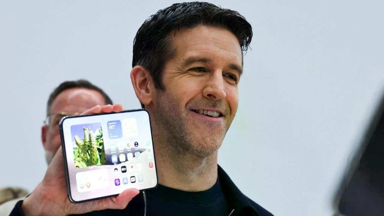 CEO Apple John Ternus cầm chiếc iPhone Duo trong sự kiện ở Cupertino, California, Mỹ, ngày 9/9. Ảnh: Reuters.