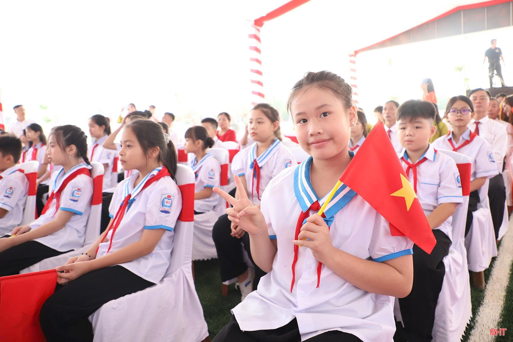 Học sinh Trường Phổ thông nội trú liên cấp TH&amp;THCS Sơn Kim 1 hồ hởi trong ngày khai trường.