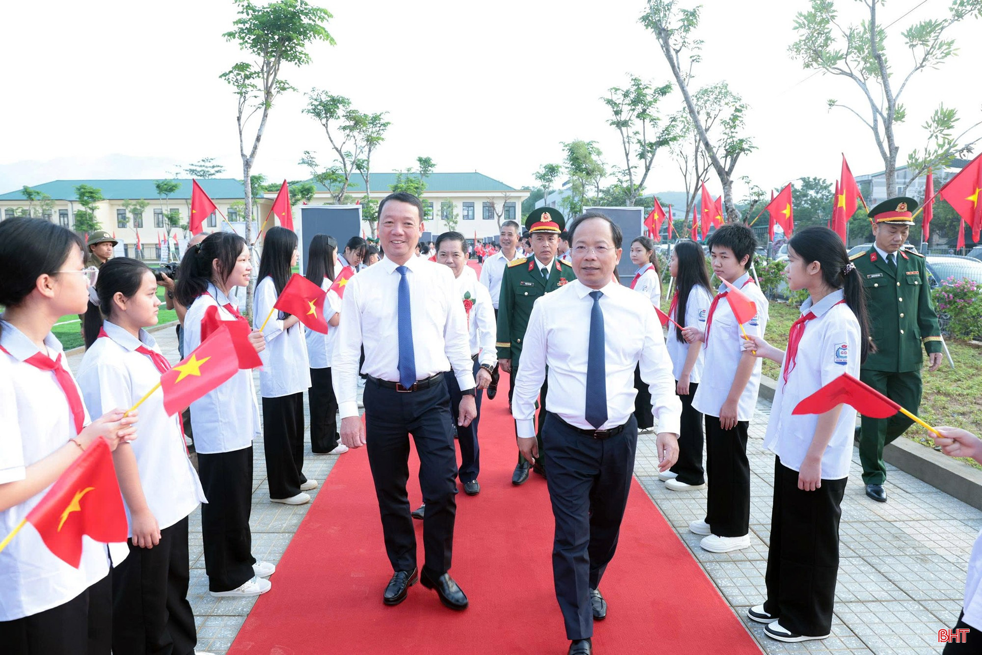 Đồng chí Nguyễn Duy Lâm - Ủy viên Trung ương Đảng, Bí thư Tỉnh ủy và đồng chí Phan Thiên Định - Phó Bí thư Tỉnh ủy, Chủ tịch UBND tỉnh tham dự tại điểm cầu Trường Phổ thông nội trú liên cấp TH&amp;THCS Sơn Kim 1