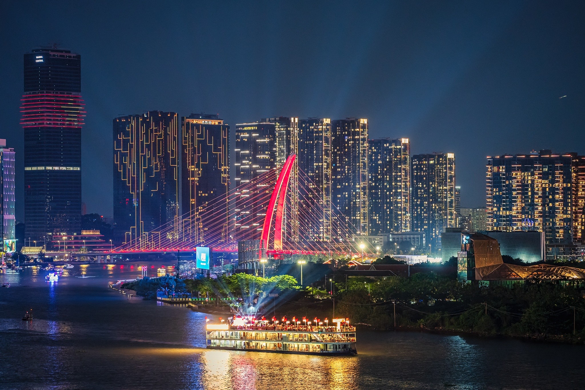 Vinhomes Central Park, Grand Park, Phú Mỹ Hưng, Sala cùng nhiều khu đô thị mới đã mở rộng không gian sống của hàng triệu người dân. Từ những vùng đất ven đô, nhiều khu vực nay trở thành các trung tâm thương mại, giáo dục và dịch vụ hiện đại, góp phần định hình mô hình phát triển đa cực của TP. Hồ Chí Minh.