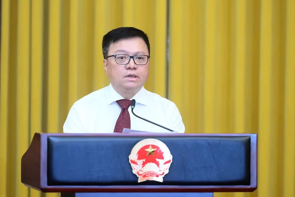 Đồng chí Lê Quốc Minh, Ủy viên Trung ương Đảng, Tổng Biên tập Báo Nhân Dân, Phó Trưởng ban Tuyên giáo và Dân vận Trung ương, Chủ tịch Hội Nhà báo Việt Nam, phát biểu tại cuộc gặp mặt. (Ảnh: ĐĂNG KHOA).