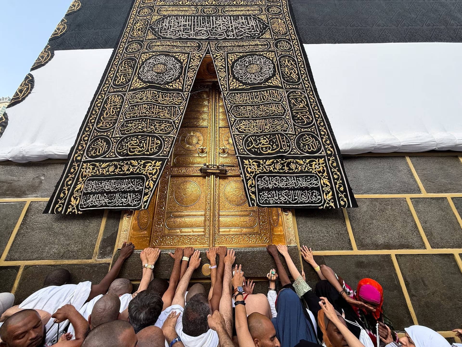 Từ ngày 18-19/5, không khí hành hương đã bao trùm Mecca khi dòng người liên tục đổ về Thánh đường Hồi giáo lớn trước thềm Hajj. Nhiều tín đồ chạm tay vào bức tường Kaaba trong khoảnh khắc thiêng liêng sau hành trình dài đến thánh địa, trong khi những người khác lặng lẽ cầu nguyện, bước qua quảng trường phủ đầy chim bồ câu giữa tiết trời oi nóng đầu hè.