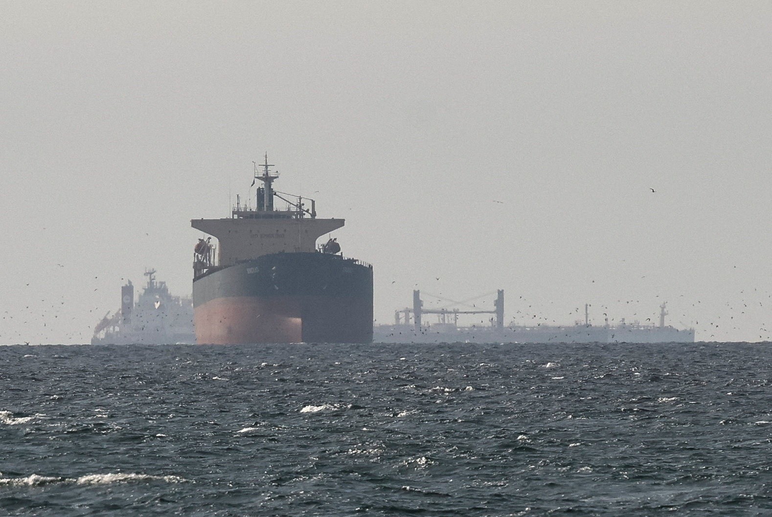 Một tàu chở dầu đi qua eo biển Hormuz ngày 11/3. Ảnh: Reuters.
