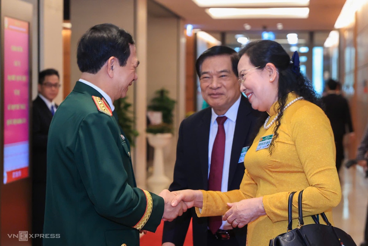 Đại tướng, Bộ trưởng Bộ Quốc phòng Phan Văn Giang và bà Lê Thị Thủy, Chủ tịch Hội liên hiệp Phụ nữ Việt Nam, bên hành lang Quốc hội trước phiên khai mạc.