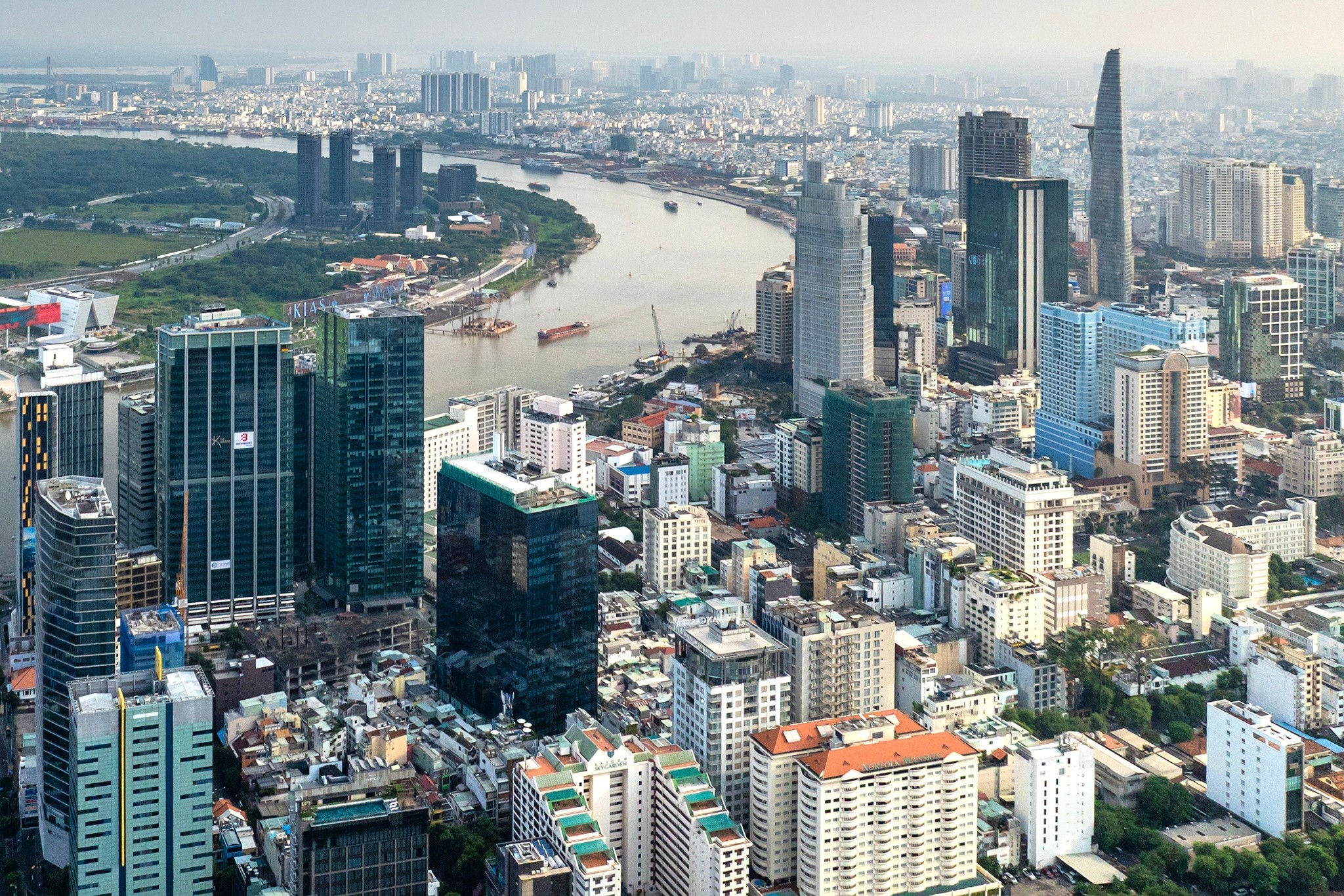 Những khu đô thị mới trải dài dọc sông Sài Gòn và hàng trăm tòa cao ốc nối tiếp nhau. Không chỉ là trung tâm kinh tế lớn nhất cả nước, TP. Hồ Chí Minh còn từng bước khẳng định vị thế của một đại đô thị năng động trong khu vực Đông Nam Á.