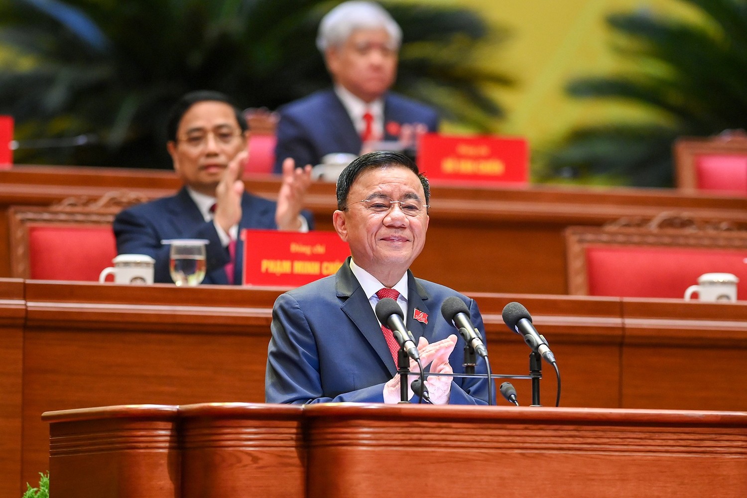 Thay mặt Đoàn Chủ tịch Đại hội, đồng chí Trần Cẩm Tú, Ủy viên Bộ Chính trị, Thường trực Ban Bí thư giới thiệu đại biểu và khách mời của Đại hội.