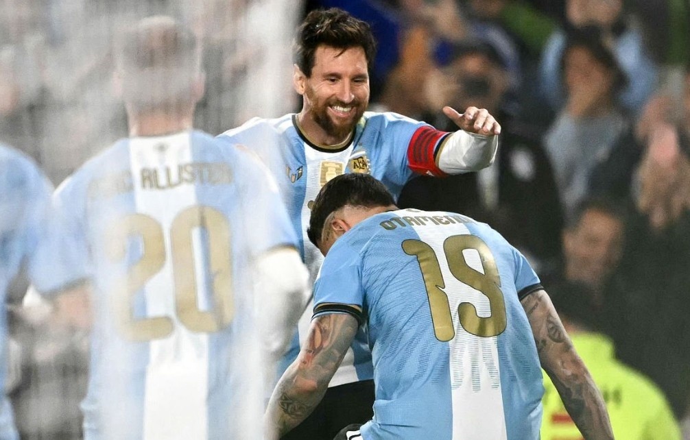 Otamendi và Messi chia tay tuyển quốc gia bằng những bàn thắng.