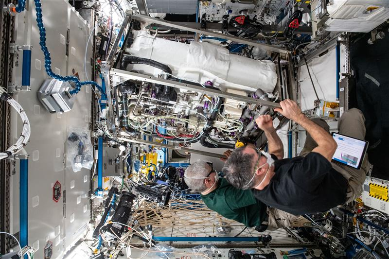 Các kỹ sư NASA thiết kế hệ thống ECLSS trên tàu Orion. Ảnh: NASA.