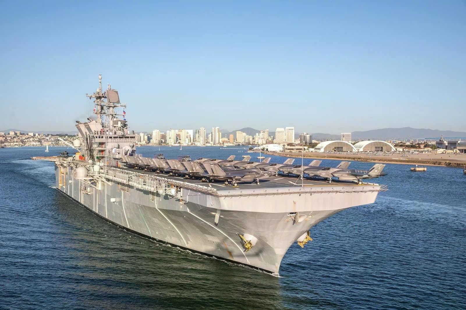 Tàu tấn công đổ bộ USS Tripoli (LHA 7) của Mỹ. Ảnh: Hải quân Mỹ.
