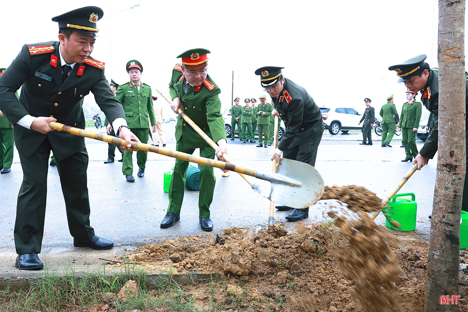 bqbht_br_cac-dong-chi-trong-bam-giam-doc-cong-an-tham-gia-trong-cay-xanh.jpg