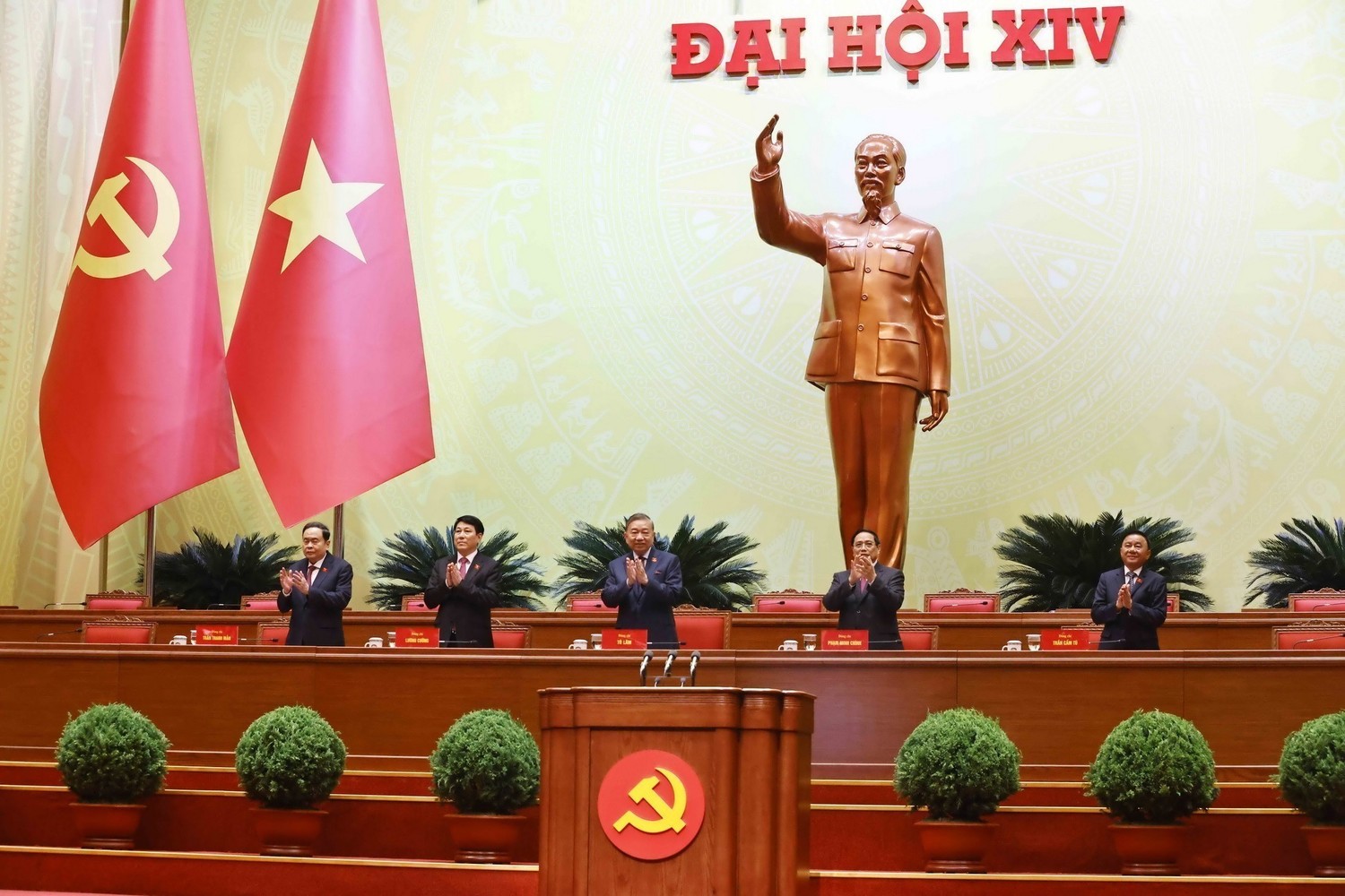 Các đồng chí lãnh đạo chủ chốt của Đảng, Nhà nước chủ trì phiên họp trù bị Đại hội XIV của Đảng. Ảnh: TTXVN