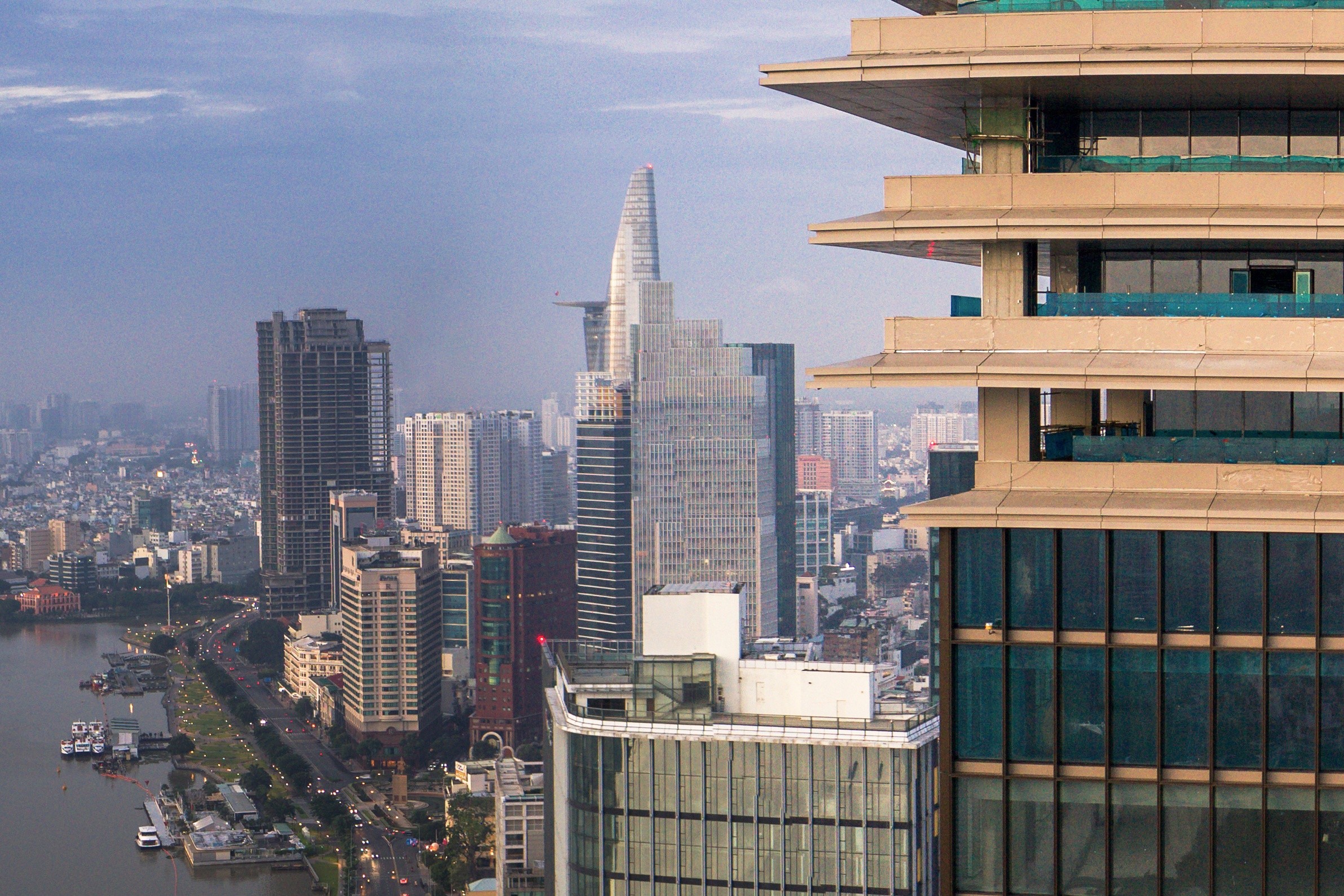 Bitexco Financial Tower cùng dãy cao ốc ven sông Sài Gòn tạo nên một trong những biểu tượng của trung tâm TP. Hồ Chí Minh. Sau 50 năm mang tên Bác, thành phố từng bước hình thành diện mạo của một siêu đô thị hiện đại với hệ thống cao ốc, trung tâm tài chính, thương mại và dịch vụ ngày càng phát triển.