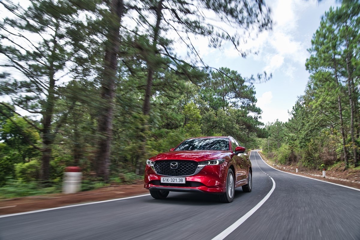 Là cái tên hiếm hoi của thương hiệu Mazda thường xuyên ghi nhận doanh số ổn định ở mức cao, Mazda CX-5 đứng thứ 9 danh sách bán chạy với 1.449 xe đến tay khách Việt. Mẫu SUV cỡ C hiện có giá 699-869 triệu đồng. Ảnh: Thaco.