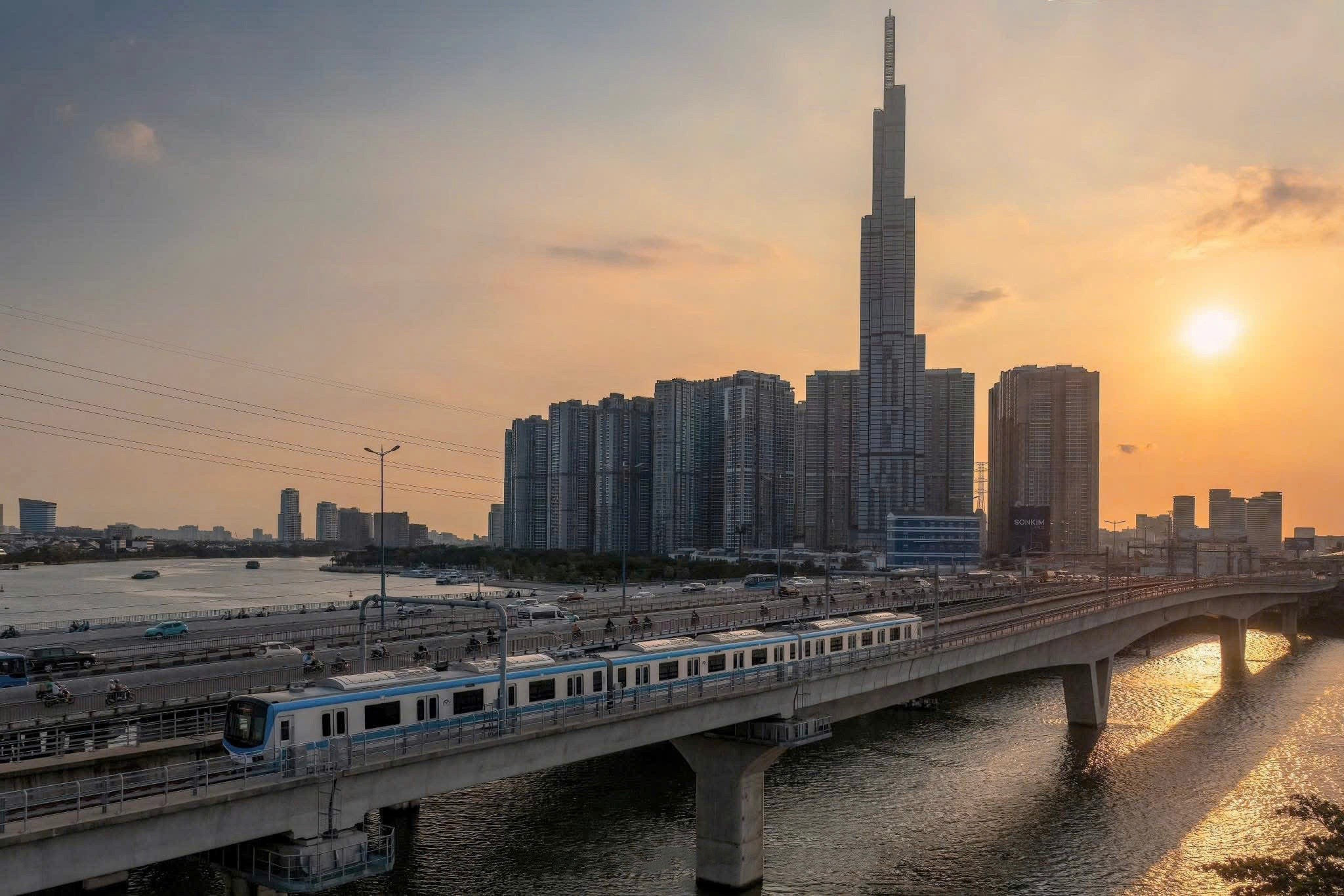 Sự vận hành của tuyến Metro số 1 mở ra chương mới cho giao thông công cộng TP. Hồ Chí Minh. Không chỉ rút ngắn thời gian di chuyển, tuyến đường sắt đô thị đầu tiên còn từng bước thay đổi thói quen đi lại của người dân, đồng thời tạo động lực hình thành các khu thương mại, khu dân cư và dịch vụ dọc tuyến.