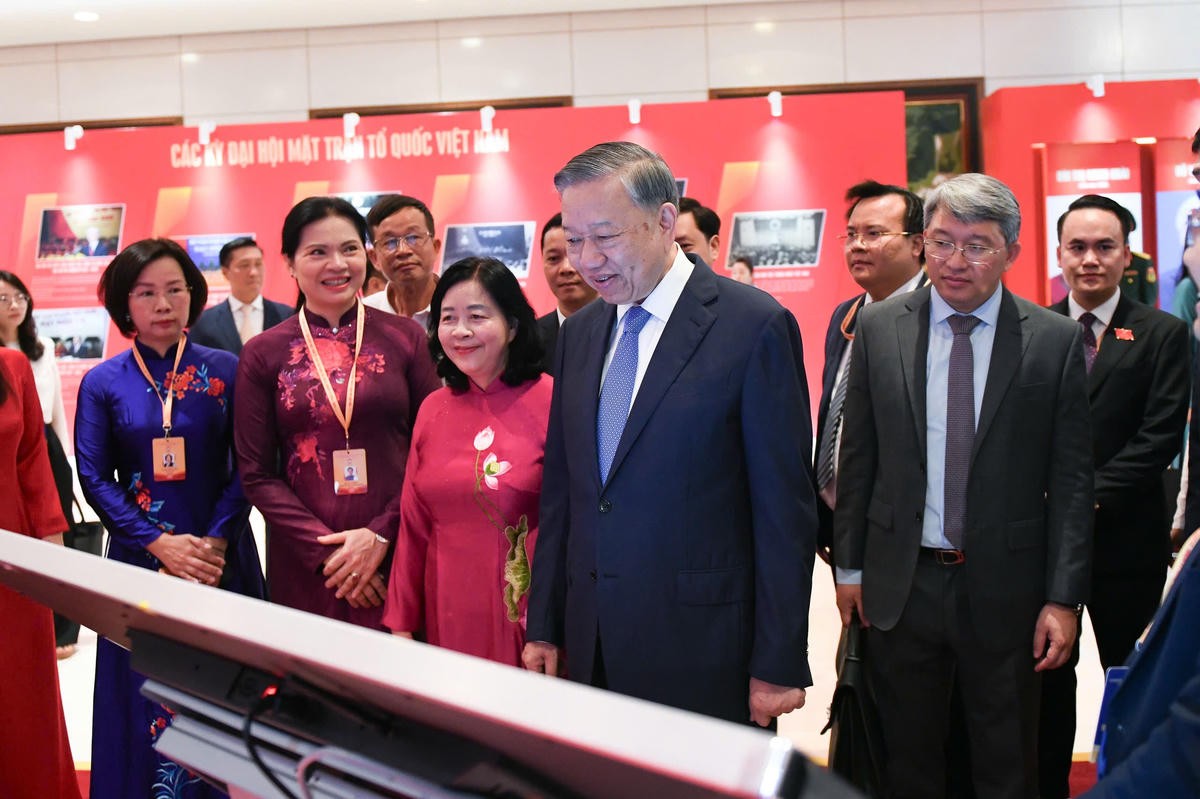 Tổng Bí thư, Chủ tịch nước Tô Lâm và các đại biểu tham quan triển lãm các kỳ Đại hội của MTTQ Việt Nam. Ảnh: Lê Khánh