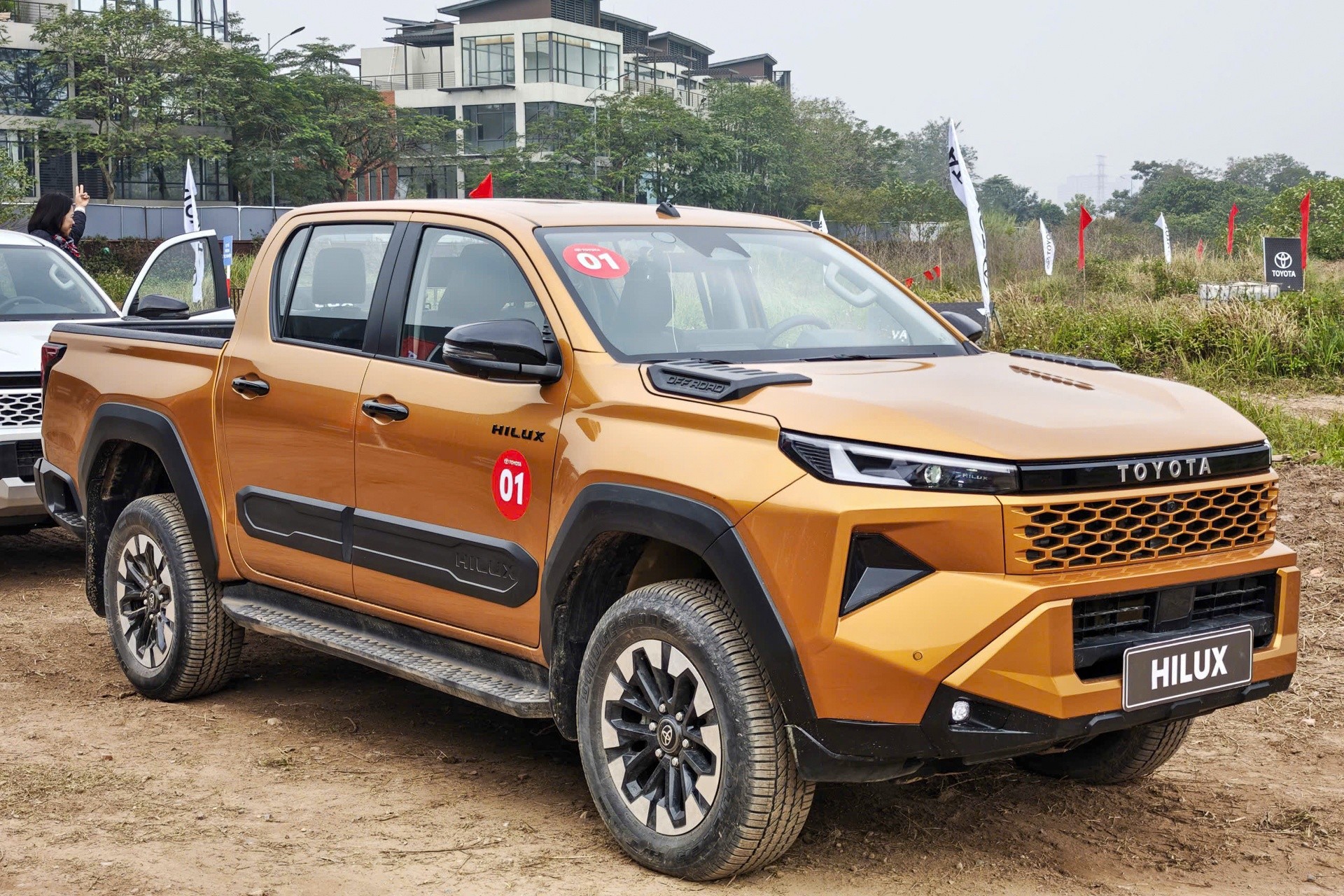 Toyota Hilux bất ngờ vượt mặt Ford Ranger trong kỳ báo cáo tháng 2, trở thành ôtô động cơ đốt trong bán tốt thứ nhì và là bán tải sở hữu doanh số cao nhất với 871 xe. Có nhiều lý do phía sau, nhưng màn chào sân của Hilux 2026 nhìn chung vẫn là điểm sáng của thị trường. Toyota Hilux thế hệ mới hiện có 3 phiên bản, giá từ 632 triệu đến 903 triệu đồng. Ảnh: Phong Vân.