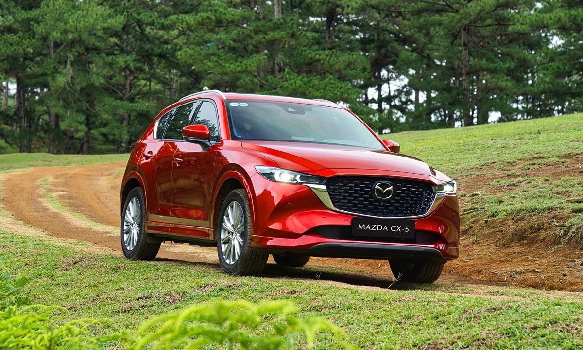 Giảm hơn nửa doanh số so với tháng trước, Mazda CX-5 vẫn là xe xăng bán tốt nhất Việt Nam trong tháng 2. Mẫu SUV cỡ C ghi nhận doanh số 1.008 xe, tiếp tục dẫn đầu phân khúc SUV cỡ C tại Việt Nam. Mazda CX-5 hiện có 7 phiên bản, giá từ 749 triệu đến 979 triệu đồng. Ảnh: Thaco.