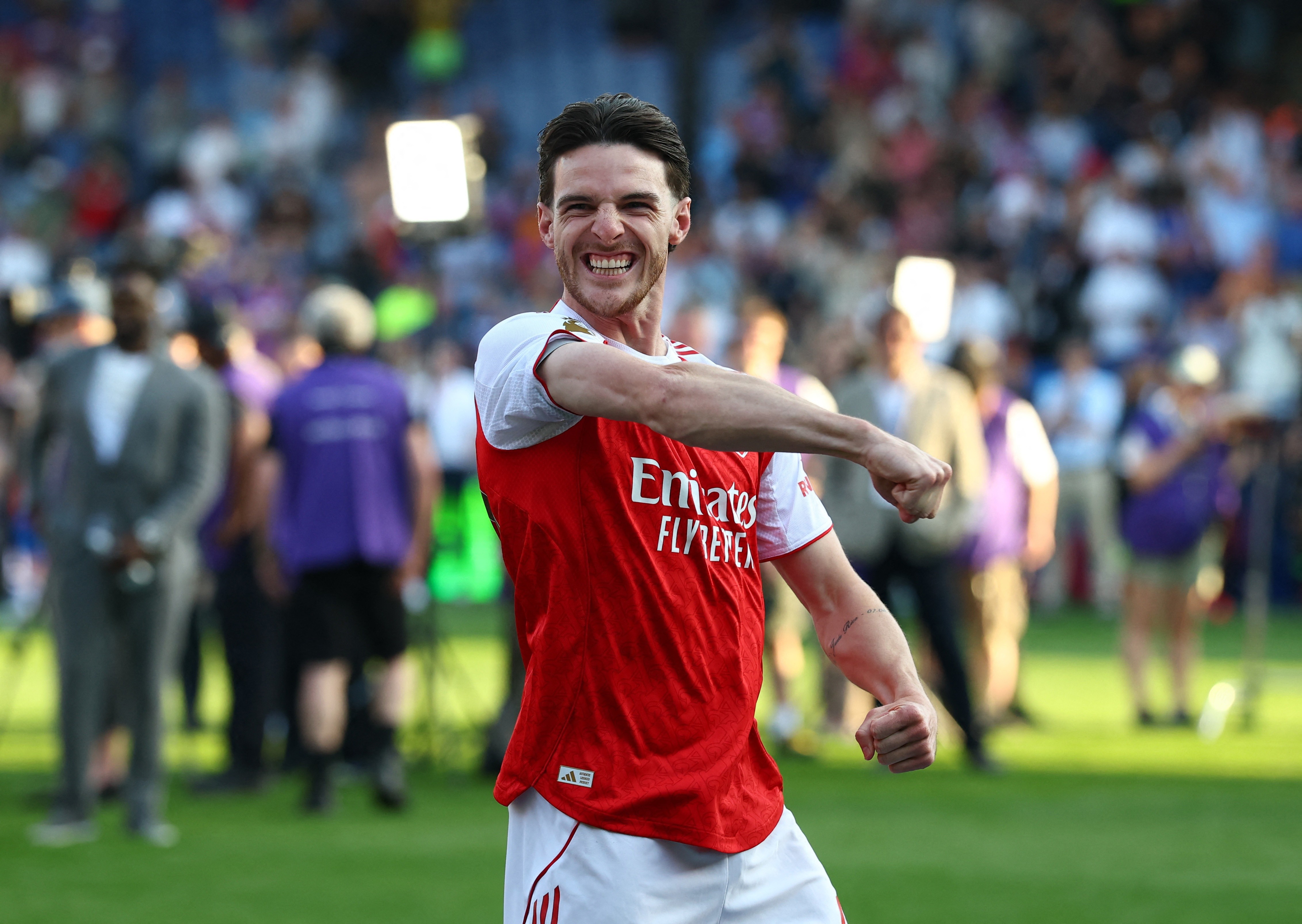 "Mọi thứ chưa kết thúc đâu", câu động viên đồng đội của Declan Rice sau trận thua Manchester City hồi tháng 4 trở thành một trong những khoảnh khắc đáng nhớ nhất của mùa giải. Arsenal giữ vững tinh thần để băng băng về đích, dù để thua đối thủ cạnh tranh trực tiếp.
