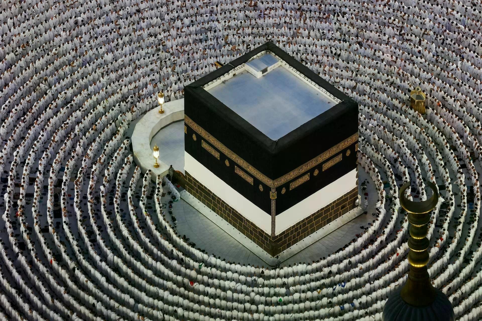 Những ngày cuối tháng 5, hàng triệu người Hồi giáo đổ về Mecca (Ả Rập Xê Út) để bước vào mùa hành hương Hajj 2026. Ngày 24/5, các tín đồ tập trung quanh Kaaba, công trình linh thiêng nằm giữa Thánh đường Hồi giáo lớn ở Mecca, để cầu nguyện và thực hiện nghi thức đi vòng quanh thánh địa. Giữa cái nóng oi bức của Trung Đông, dòng người trong trang phục trắng vẫn nối dài quanh khu vực này, tạo nên một trong những cuộc tụ họp tôn giáo lớn nhất thế giới.