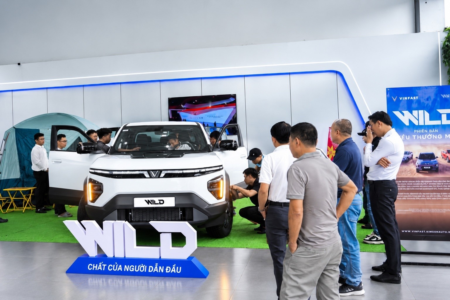 Khách hàng trải nghiệm thực tế các dòng ôtô điện VinFast tại sự kiện “Lên đời xe điện - chọn xe chọn VinFast”.