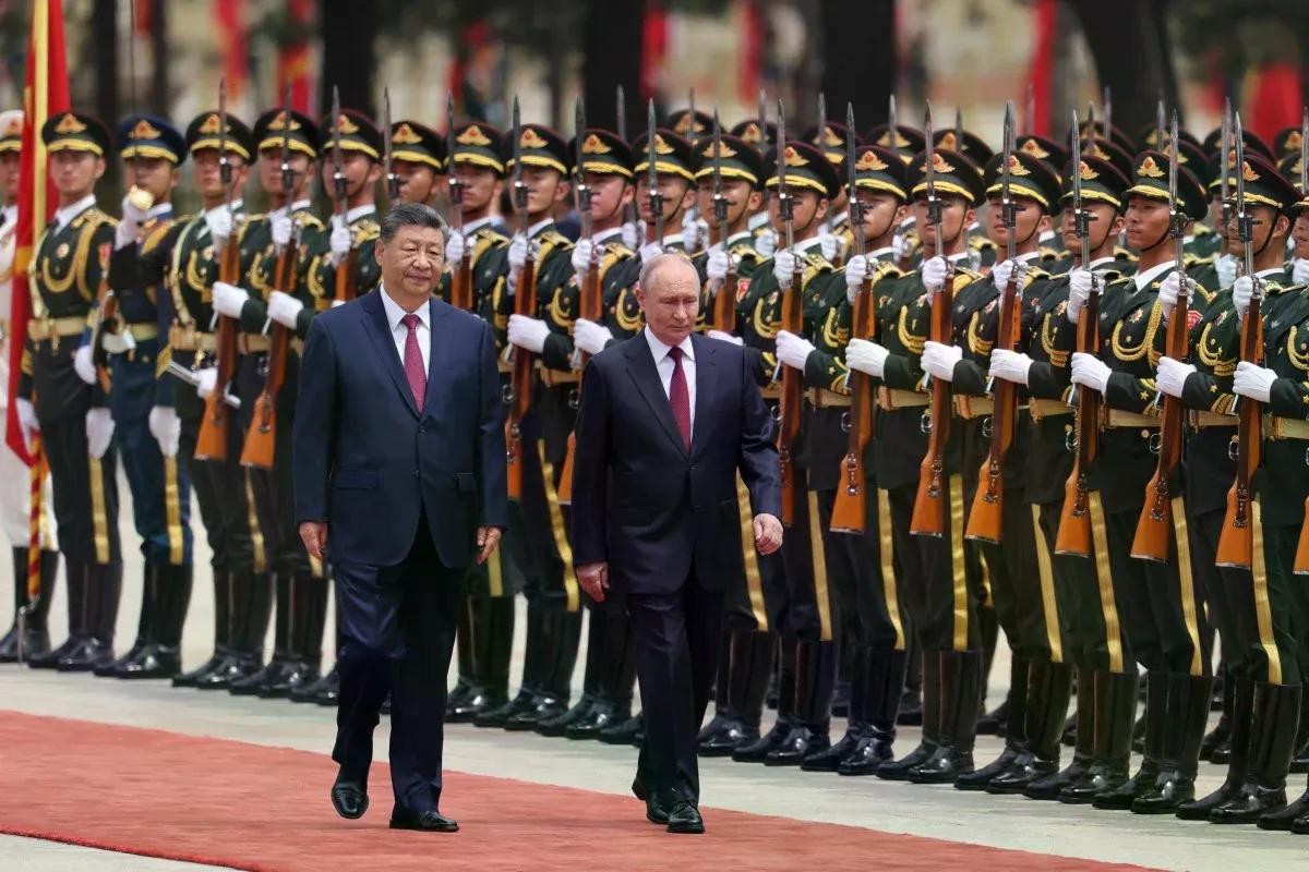 Tổng thống Nga Vladimir Putin và Chủ tịch Trung Quốc Tập Cận Bình duyệt đội danh dự trong lễ đón tại Đại lễ đường Nhân dân ở Bắc Kinh, Trung Quốc, ngày 20/5/2026. Ảnh: Reuters.