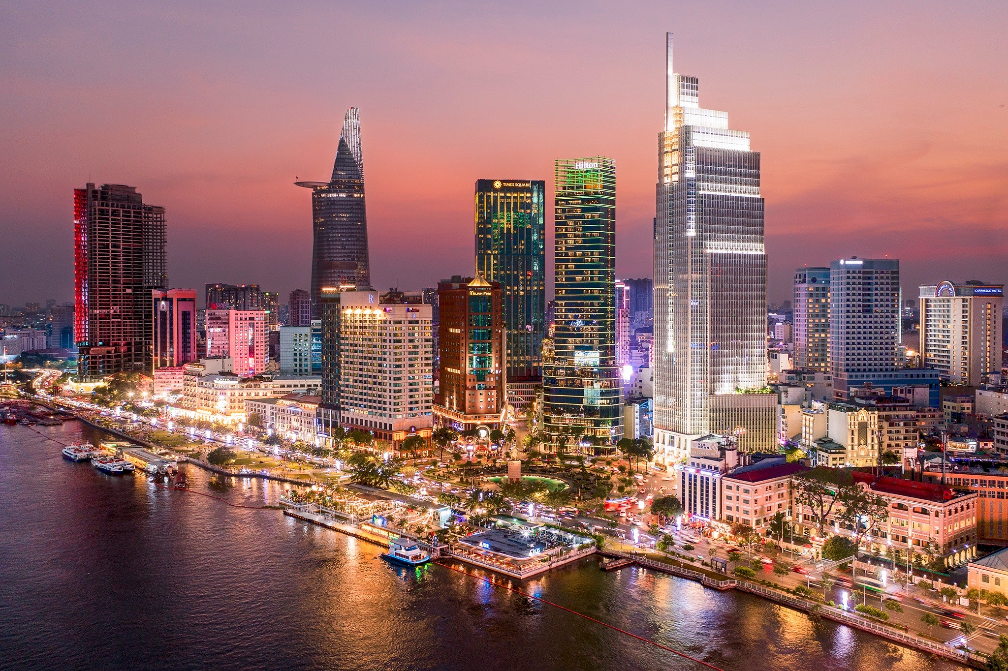 Nửa thế kỷ kể từ khi chính thức mang tên Chủ tịch Hồ Chí Minh, diện mạo thành phố đã thay đổi mạnh mẽ. Từ trên cao, mạng lưới giao thông hiện đại, những cây cầu vượt sông, các khu đô thị mới và nhiều cao ốc tạo nên đường chân trời đặc trưng của đô thị lớn nhất Việt Nam. Sự chuyển mình đó phản ánh quá trình phát triển mạnh về hạ tầng, kinh tế và không gian đô thị của TP. Hồ Chí Minh.