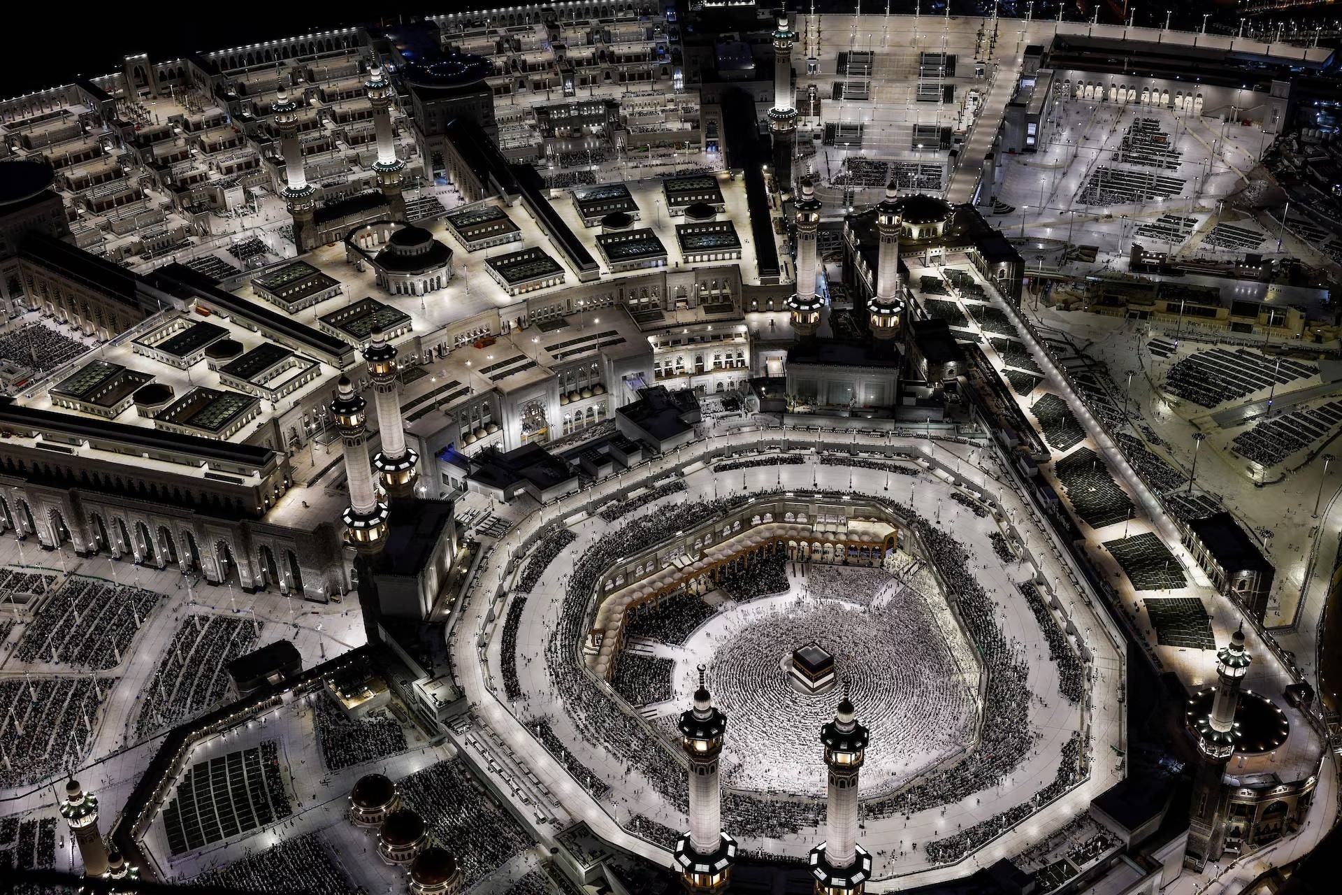 Không chỉ là hành trình tín ngưỡng, Hajj còn được xem như cuộc gặp gỡ của cộng đồng Hồi giáo toàn cầu. Người hành hương đến từ nhiều quốc gia, ngôn ngữ và nền văn hóa khác nhau nhưng cùng mặc trang phục Ihram màu trắng giản dị, được xem là biểu tượng cho sự bình đẳng và thanh sạch trước Thượng đế.