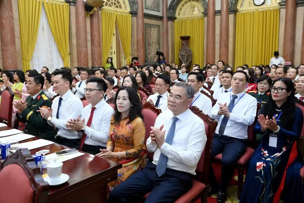 Các nhà báo tiêu biểu tham dự cuộc gặp mặt. (Ảnh: ĐĂNG KHOA).
