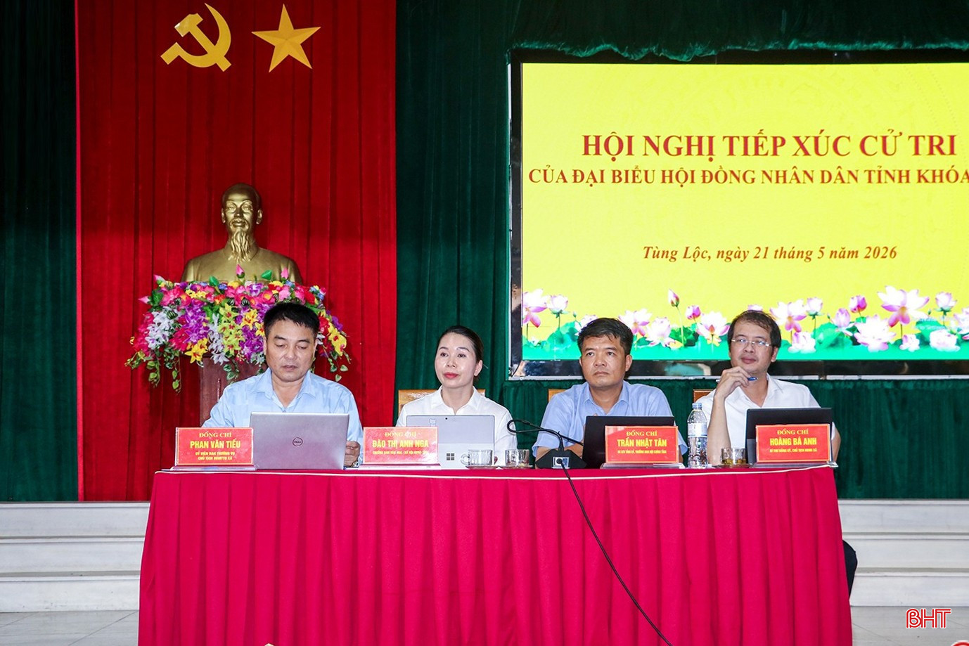 Chủ trì hội nghị.