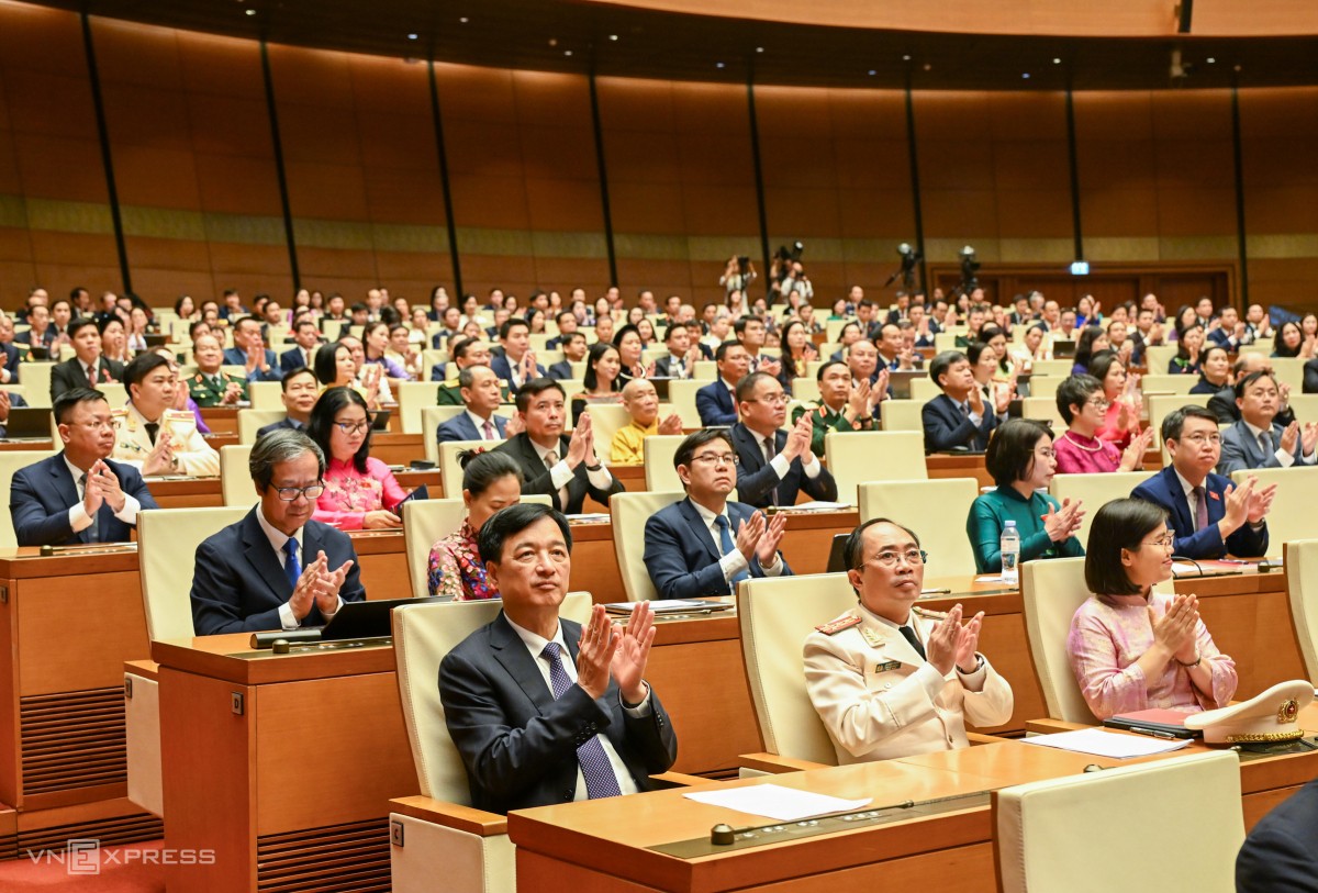 Bí thư Thành ủy Hà Nội Nguyễn Duy Ngọc (hàng trên, đầu tiên từ trái qua). Đây là nhiệm kỳ đại biểu Quốc hội đầu tiên của ông.
