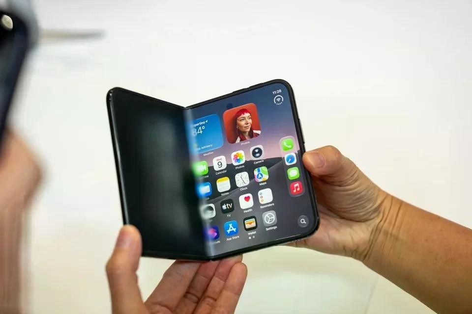 iPhone Duo khi mở màn hình có kích thước như một chiếc iPad. Ảnh: The Verge.