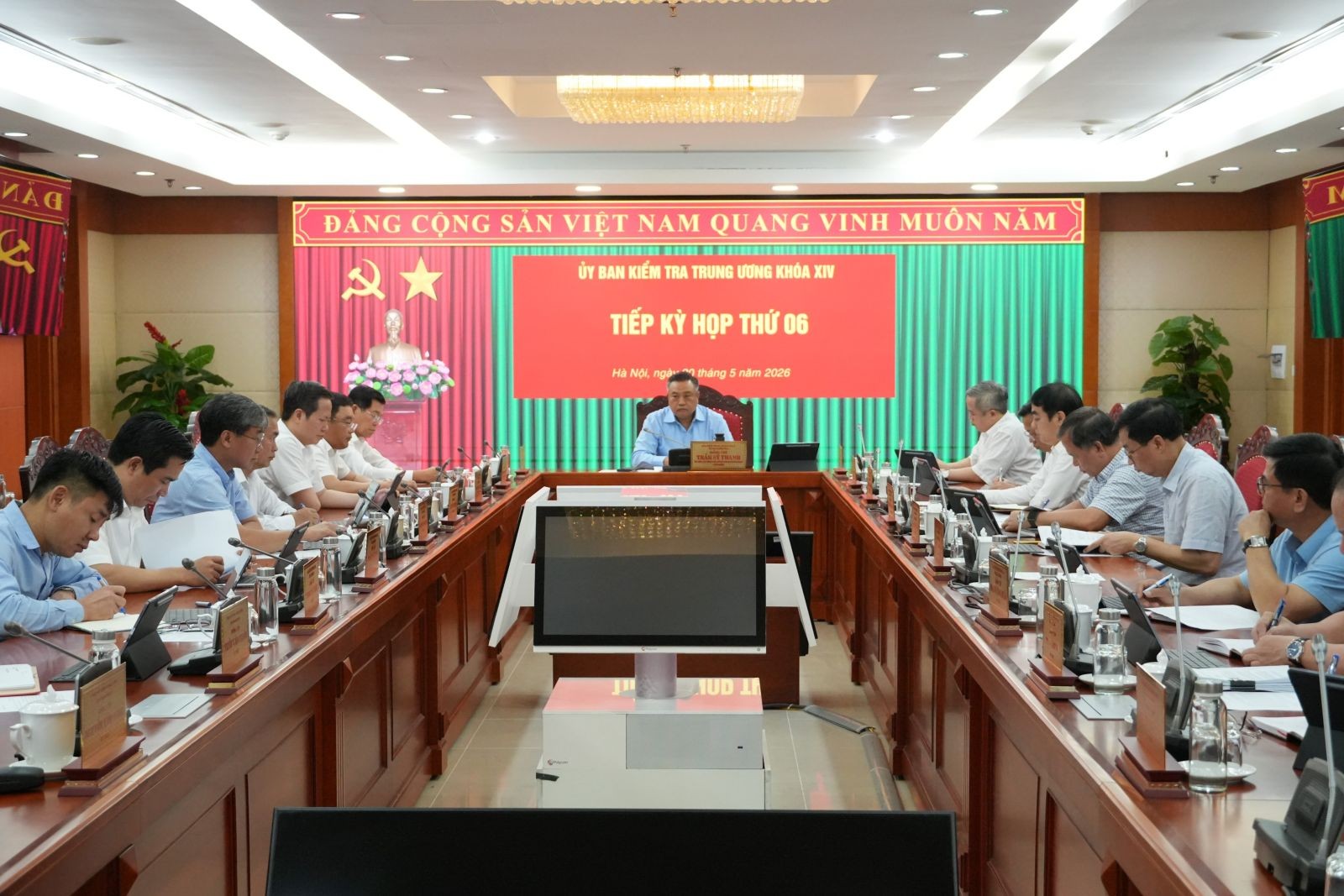 Đồng chí Trần Sỹ Thanh chủ trì kỳ họp