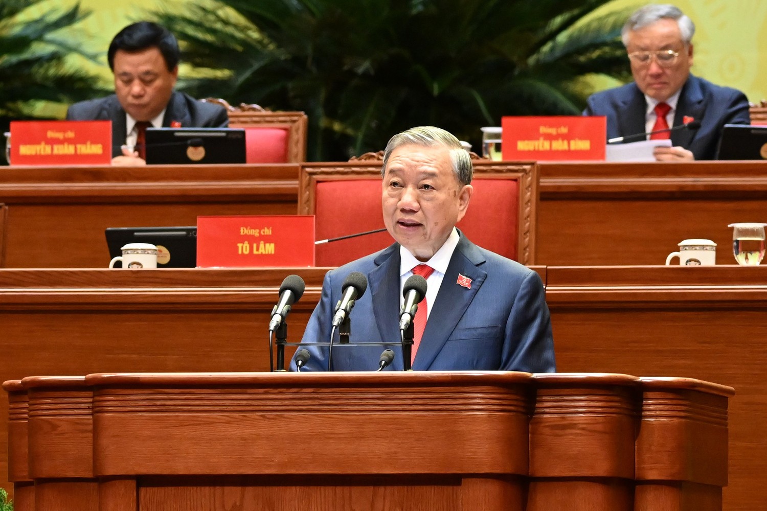 Tổng Bí thư Tô Lâm trình bày Báo cáo của Ban Chấp hành Trung ương Đảng khóa XIII về các văn kiện trình Đại hội XIV của Đảng.