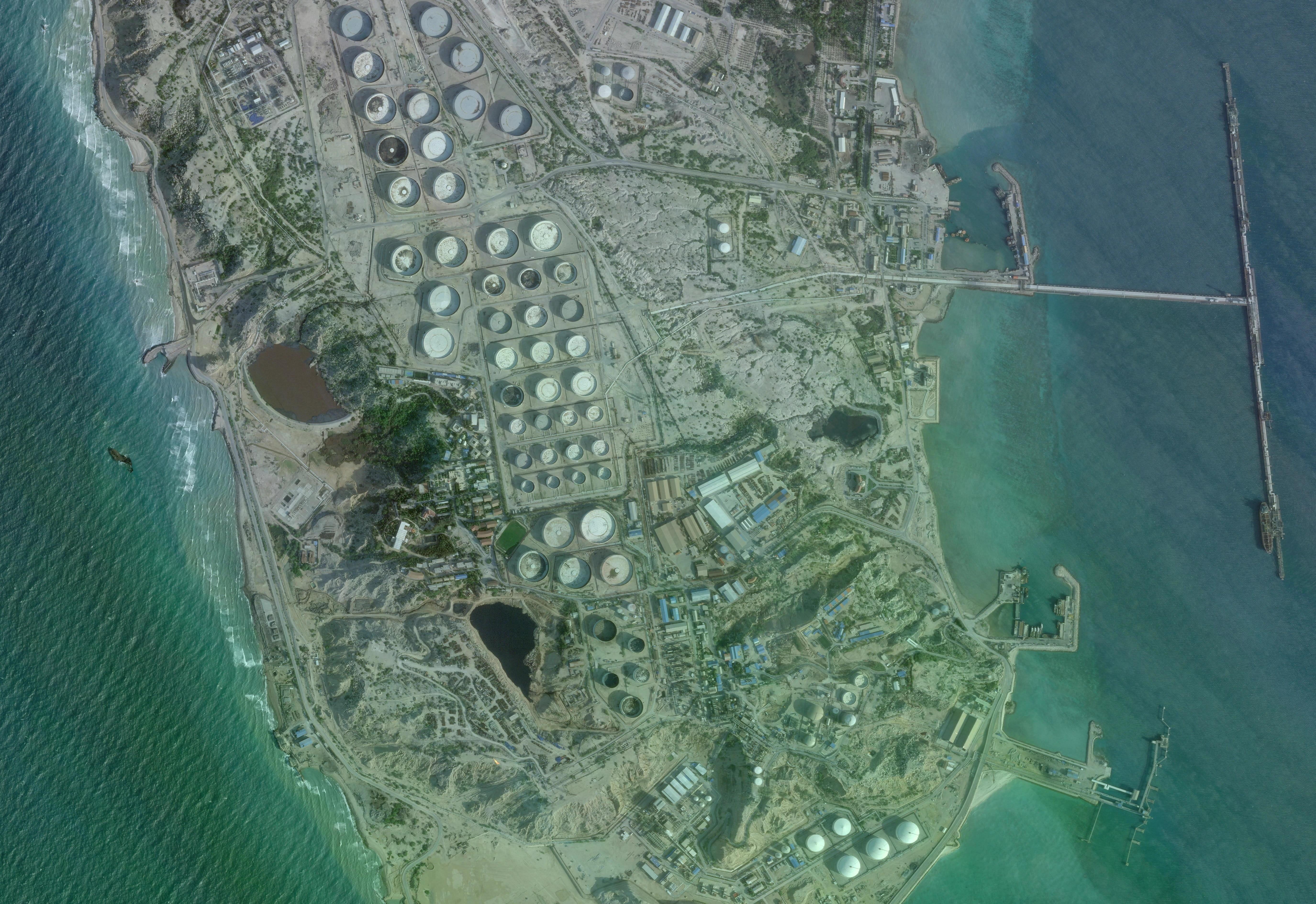 Một kho chứa dầu tại đảo Kharg (Iran) ngày 25/2. Ảnh: Planet Labs.