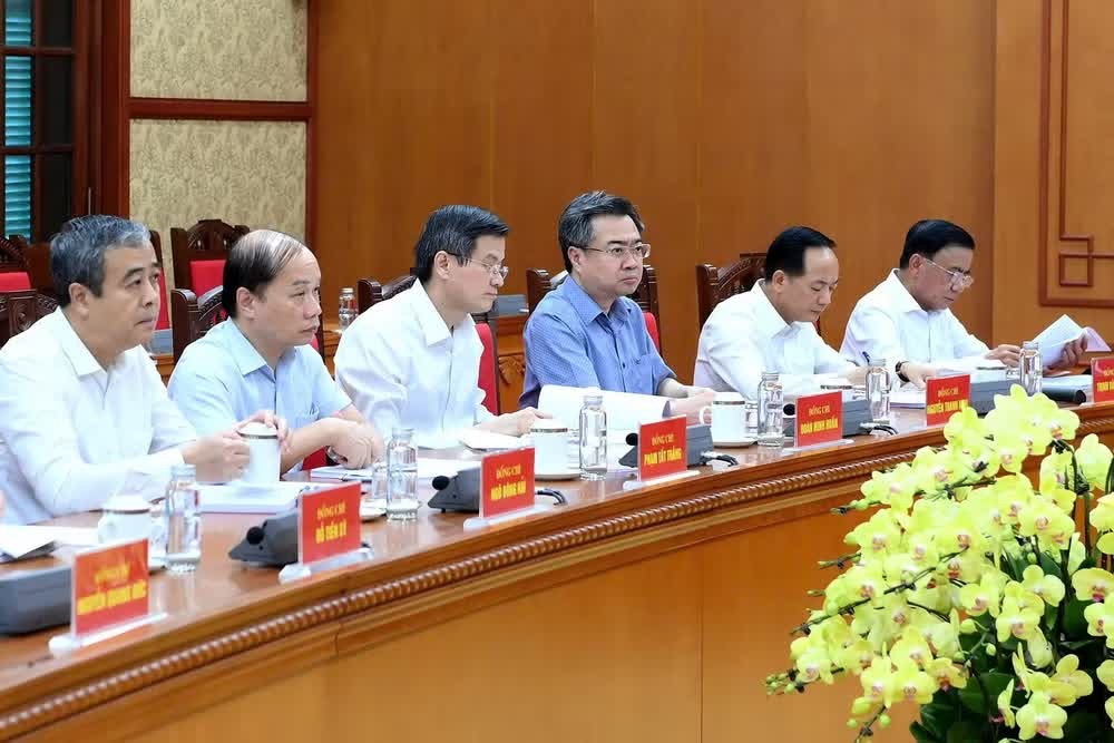 Các đồng chí lãnh đạo và các đại biểu tham dự cuộc làm việc. (Ảnh: ĐĂNG KHOA)