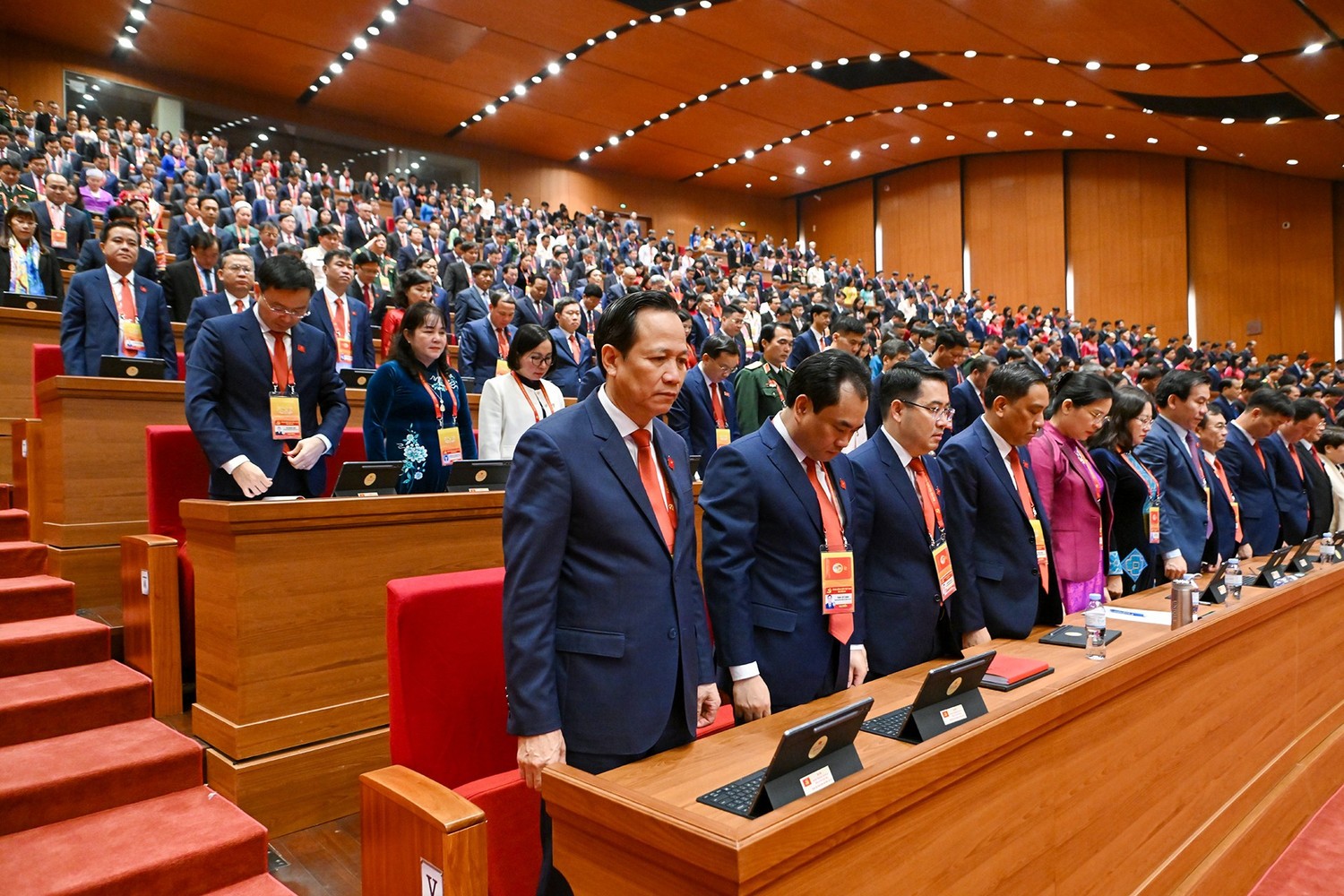 Đại hội dành một phút mặc niệm đồng chí cố Tổng Bí thư Nguyễn Phú Trọng và các đồng chí Ủy viên Trung ương Đảng đã mất trong nhiệm kỳ Đại hội XIII.