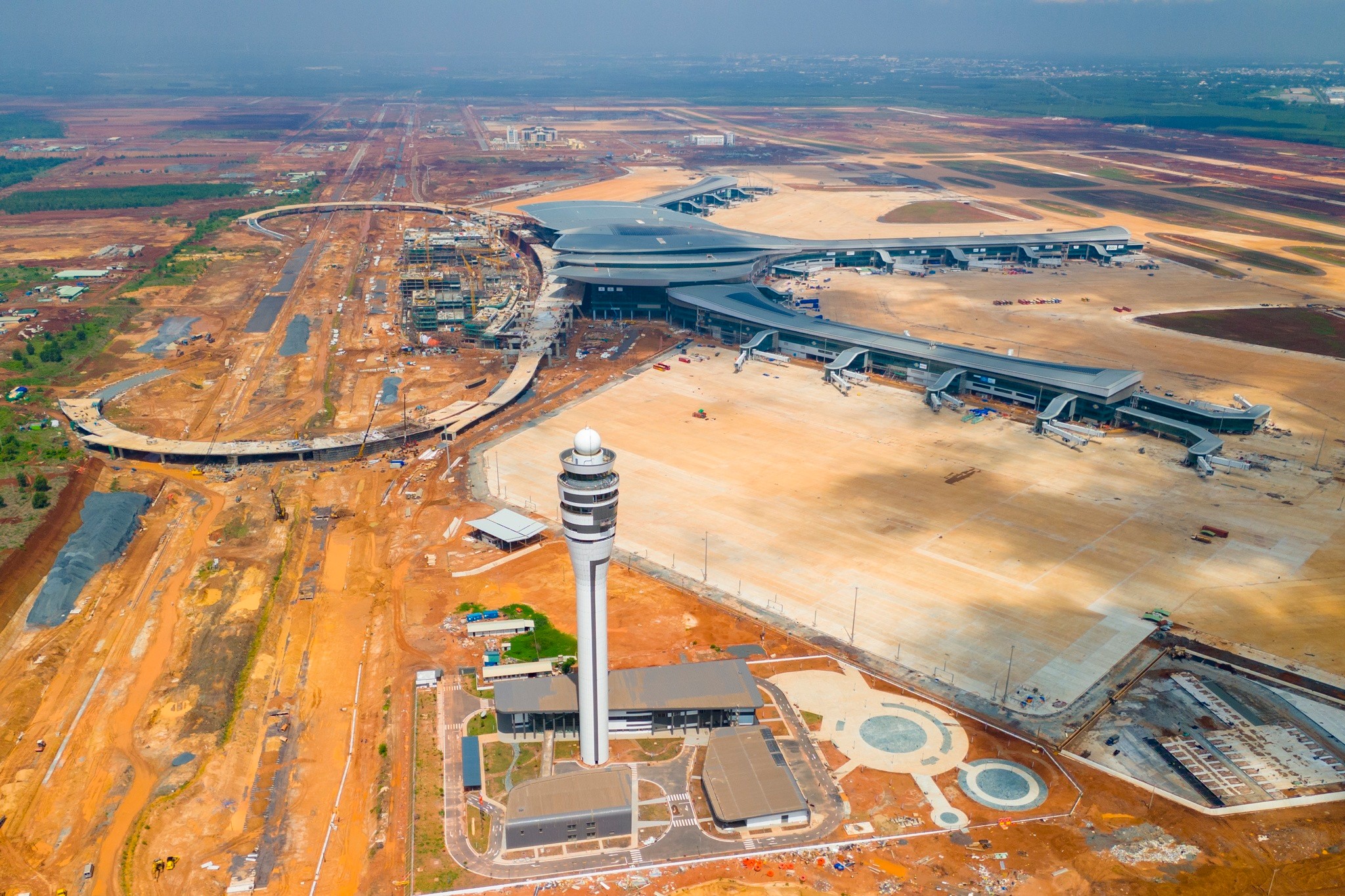 Theo báo cáo của ACV, giá trị thực hiện toàn dự án đến nay đạt trên 76%. Trong ảnh là tháp không lưu và nhà ga hành khách - biểu tượng kiến trúc của sân bay Long Thành - đã bước vào giai đoạn hoàn thiện.