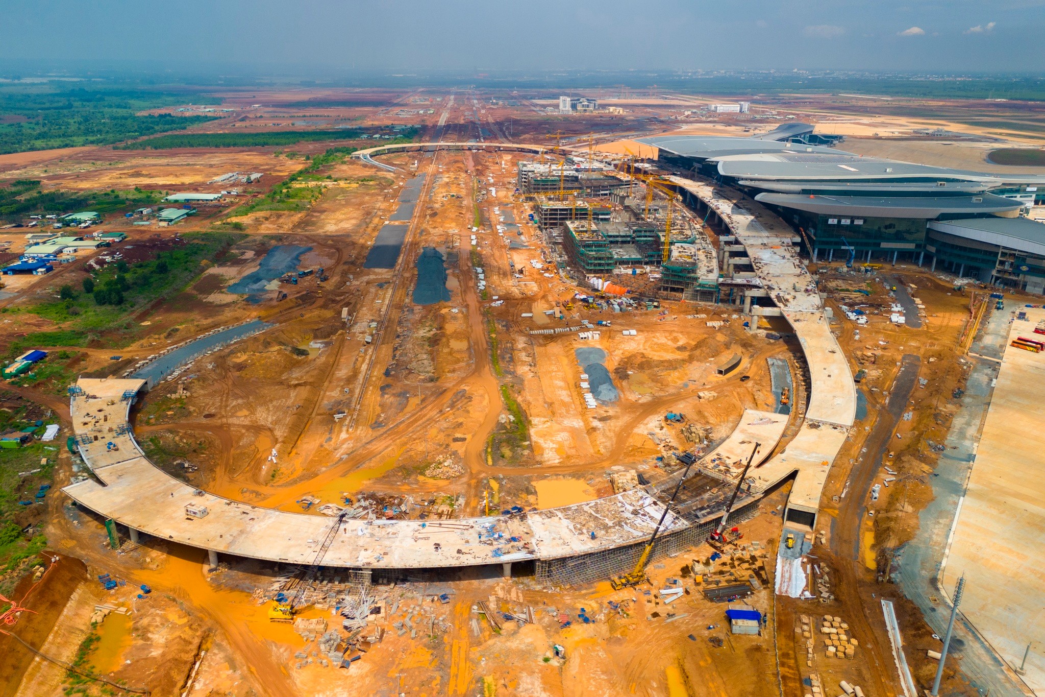Các tuyến giao thông kết nối hoàn thành gần 90% khối lượng, hệ thống cung cấp nhiên liệu đạt hơn 92%.